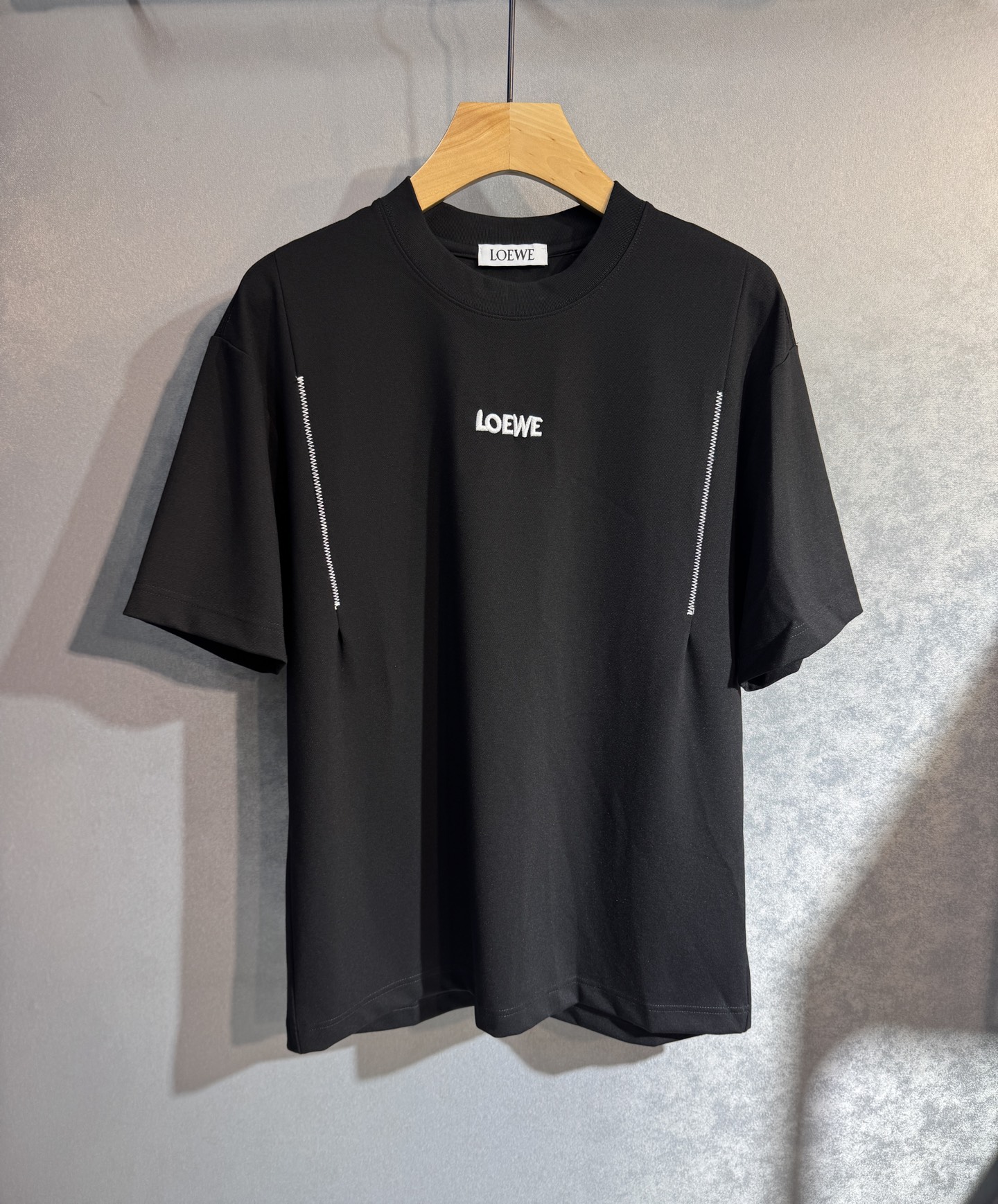 NO:520533,LOEWE 25SS new spring and summer short-sleeved version, the highest version of customized pure cotton fabric, simple and fashionable style, and the color matching is super good!  Classic logo design Simple and elegant style 322 full of high-end feel, wearable in all seasons. Simple European style, simple and elegant, the same style on sale on the official website. Color black white. Number of code M-3XL (please report height and weight if you place an order),,loewe,loewe,T-shirt,alexander wang19860909LOEWE 罗意威 25SS新款春夏短袖 最高版本客供定制纯棉面料 简单时尚款,配色超级好看！经典logo的设计 简单大方的款式 322满满的高级感,四季可穿.简欧风格,简洁大气,官网同款在售.颜色 黑色 白色.码数M-3XL（下单请报身高体重）,,loewe,loewe,T-shirt,alexander wang,Men's clothing