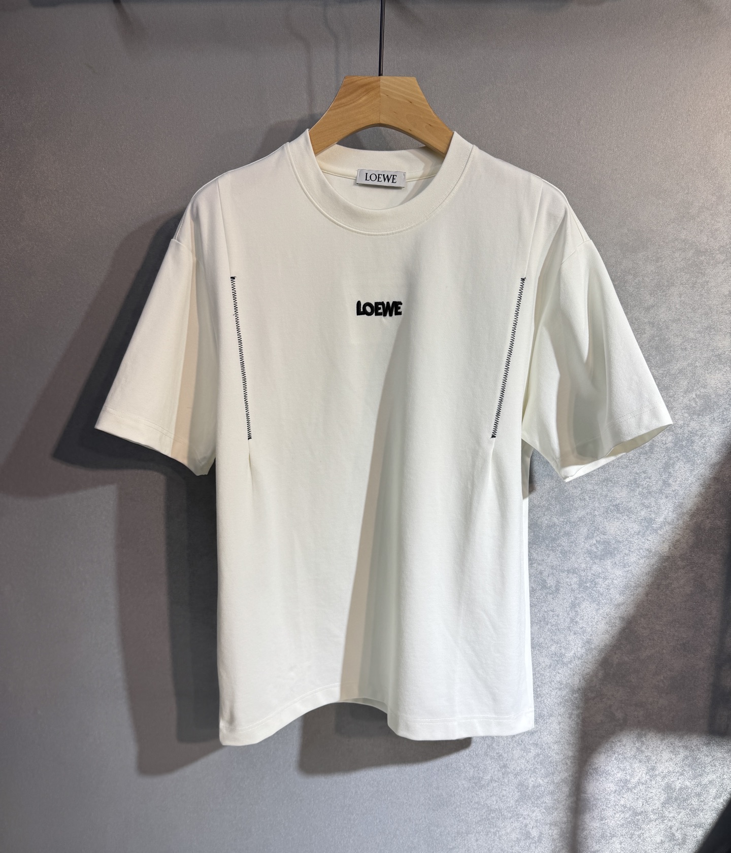 NO:520527,LOEWE 25SS new spring and summer short-sleeved version, the highest version of customized pure cotton fabric, simple and fashionable style, and the color matching is super good!  Classic logo design Simple and elegant style 322 full of high-end feel, wearable in all seasons. Simple European style, simple and elegant, the same style on sale on the official website. Color black white. Number of code M-3XL (please report height and weight if you place an order),,loewe,loewe,T-shirt,alexander wang19860909LOEWE 罗意威 25SS新款春夏短袖 最高版本客供定制纯棉面料 简单时尚款,配色超级好看！经典logo的设计 简单大方的款式 322满满的高级感,四季可穿.简欧风格,简洁大气,官网同款在售.颜色 黑色 白色.码数M-3XL（下单请报身高体重）,,loewe,loewe,T-shirt,alexander wang,Men's clothing