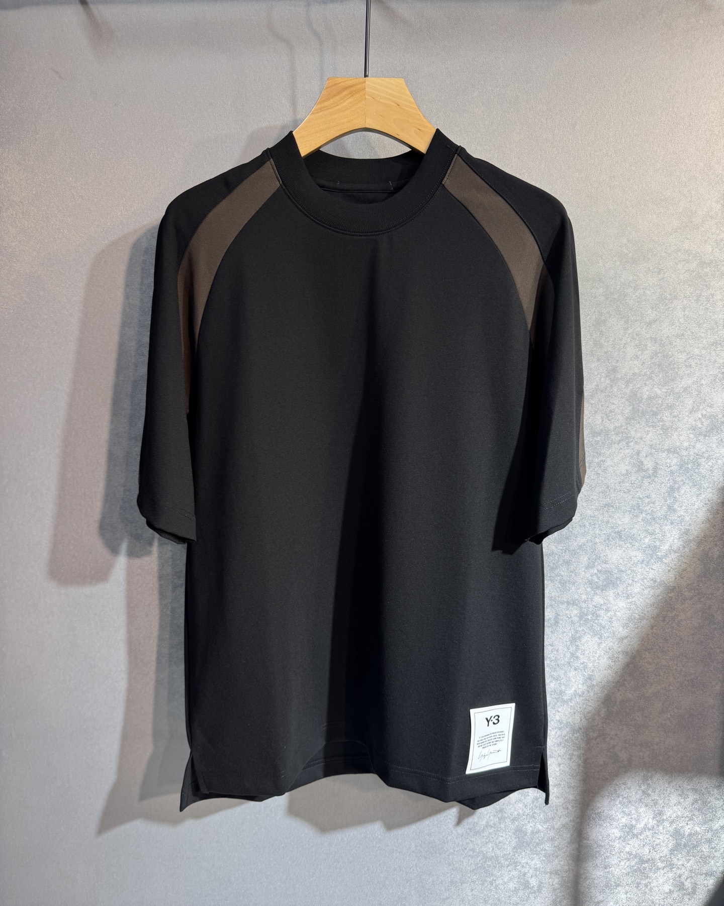 NO:520530,Y-3 Yamamoto 25SS new spring and summer short-sleeved version, the highest version of customized pure cotton fabric, simple and fashionable style, and the color matching is super good!  Classic logo design Simple and elegant style 322 full of high-end feel, wearable in all seasons. Simple European style, simple and elegant, the same style on sale on the official website. Color black white. Number of code M-3XL (please report height and weight if you place an order), T-shirt, alexander wang19860909Y-3 山本 25SS新款春夏短袖 最高版本客供定制纯棉面料 简单时尚款,配色超级好看！经典logo的设计 简单大方的款式 322满满的高级感,四季可穿.简欧风格,简洁大气,官网同款在售.颜色 黑色 白色.码数M-3XL（下单请报身高体重）,,T-shirt,alexander wang,Men's clothing