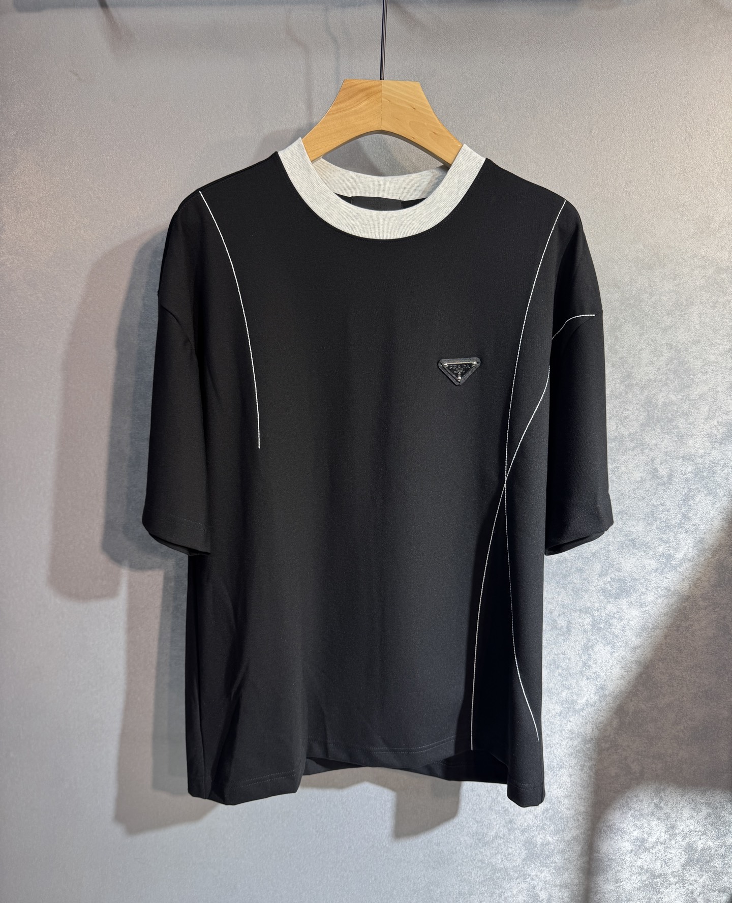 NO:520539,PRADA 25SS new spring and summer short sleeves, the highest version of customized pure cotton fabric, simple and fashionable style, super beautiful color matching!  Classic logo design Simple and elegant style 322 full of high-end feel, wearable in all seasons. Simple European style, simple and elegant, the same style on sale on the official website. Color black white. Number of code M-3XL (please report height and weight if you place an order), prada, prada, T-shirt, alexander wang19860909PRADA 普拉达 25SS新款春夏短袖 最高版本客供定制纯棉面料 简单时尚款,配色超级好看！经典logo的设计 简单大方的款式 322满满的高级感,四季可穿.简欧风格,简洁大气,官网同款在售.颜色 黑色 白色.码数M-3XL（下单请报身高体重）,,prada,prada,T-shirt,alexander wang,Men's clothing