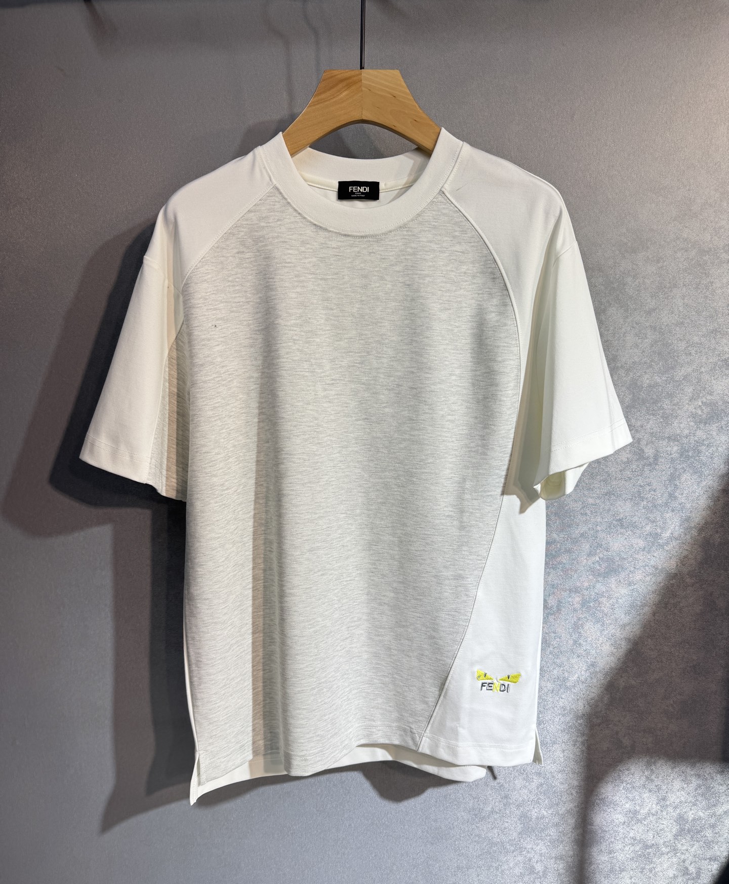 NO:520536,FENDI 25SS new spring and summer short-sleeved version, the highest version of customized pure cotton fabric, simple and fashionable style, and the color matching is super good!  Classic logo design Simple and elegant style 322 full of high-end feel, can be worn in all seasons. Simple European style, simple and elegant, the same style on sale on the official website. Color picture color. Number of code M-3XL (please report height and weight if you place an order), fendi, fendi, T-shirt, alexander wang19860909FENDI 芬迪 25SS新款春夏短袖 最高版本客供定制纯棉面料 简单时尚款,配色超级好看！经典logo的设计 简单大方的款式 322满满的高级感,四季可穿.简欧风格,简洁大气,官网同款在售.颜色图片色.码数M-3XL（下单请报身高体重）,,fendi,fendi,T-shirt,alexander wang,Men's clothing