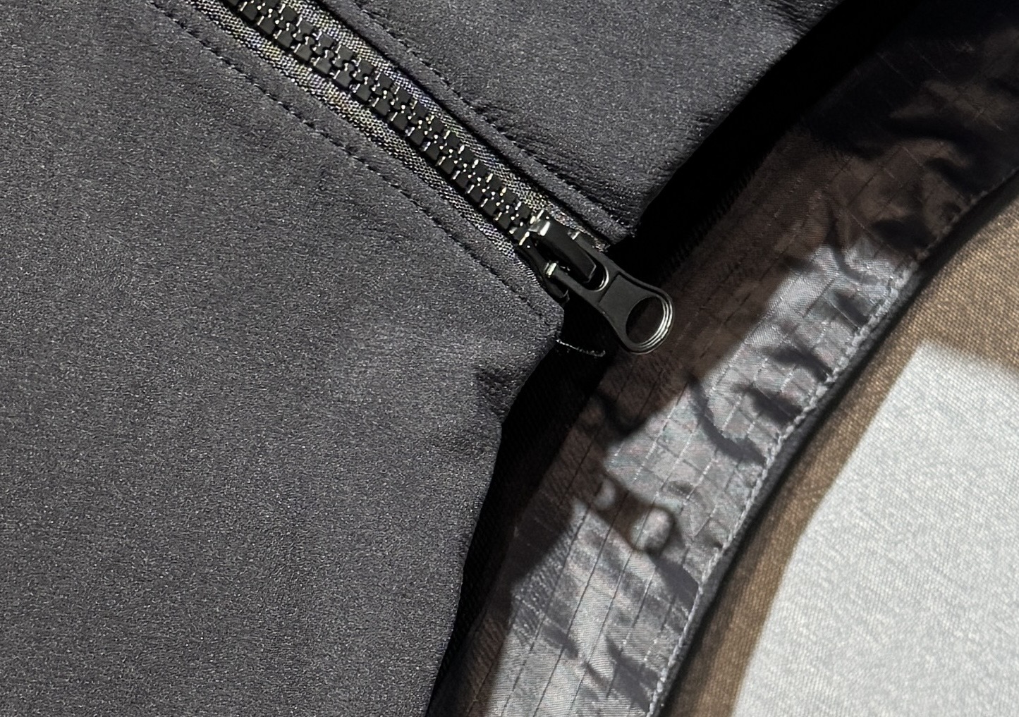 🔥始祖鸟 2025新款秋冬男士新品 防风防雨夹克冲锋衣！连帽外套更是秋冬衣橱里必不可少的一件，百搭单品。