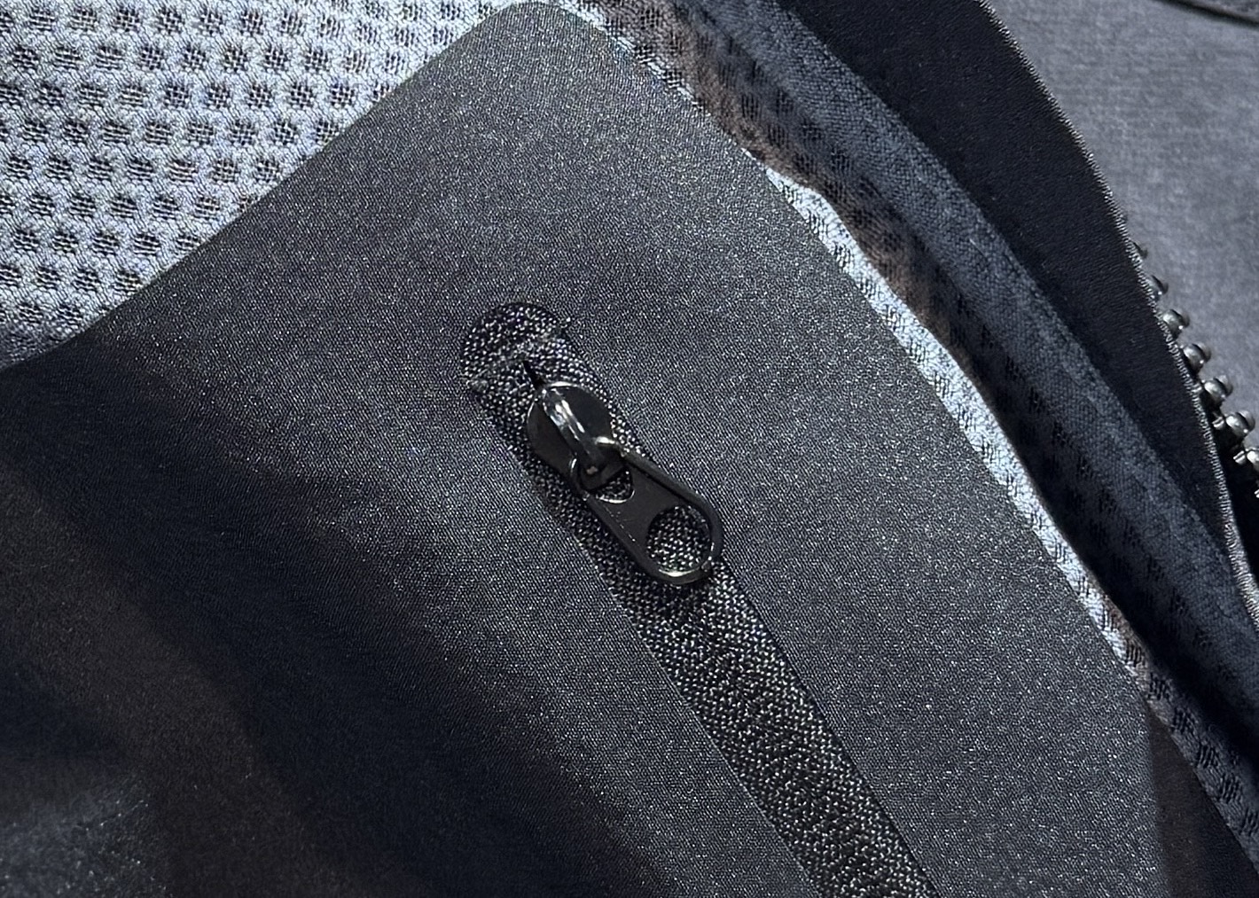 🔥始祖鸟 2025新款秋冬男士新品 防风防雨夹克冲锋衣！连帽外套更是秋冬衣橱里必不可少的一件，百搭单品。