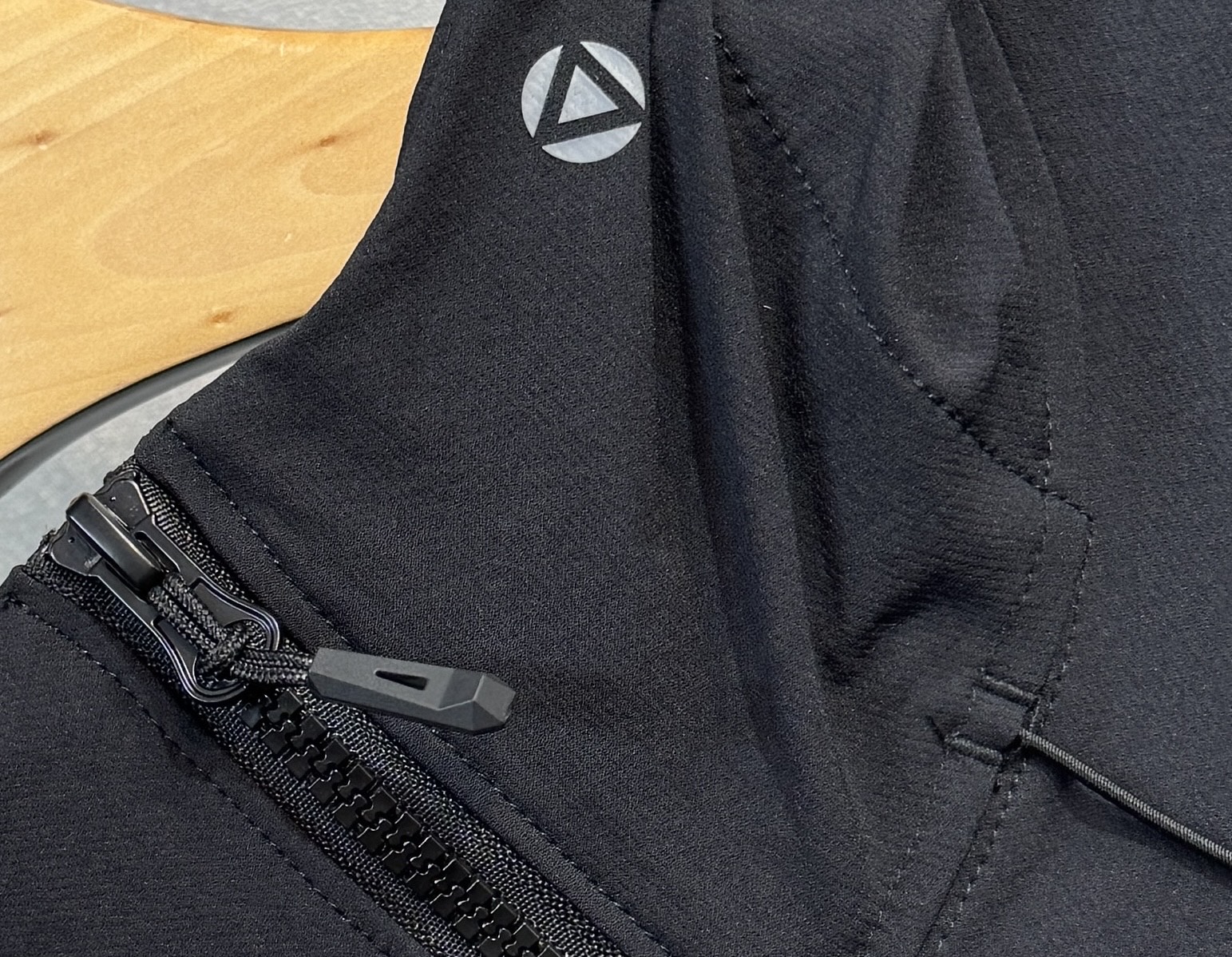 🔥始祖鸟 2025新款秋冬男士新品 防风防雨夹克冲锋衣！连帽外套更是秋冬衣橱里必不可少的一件，百搭单品。