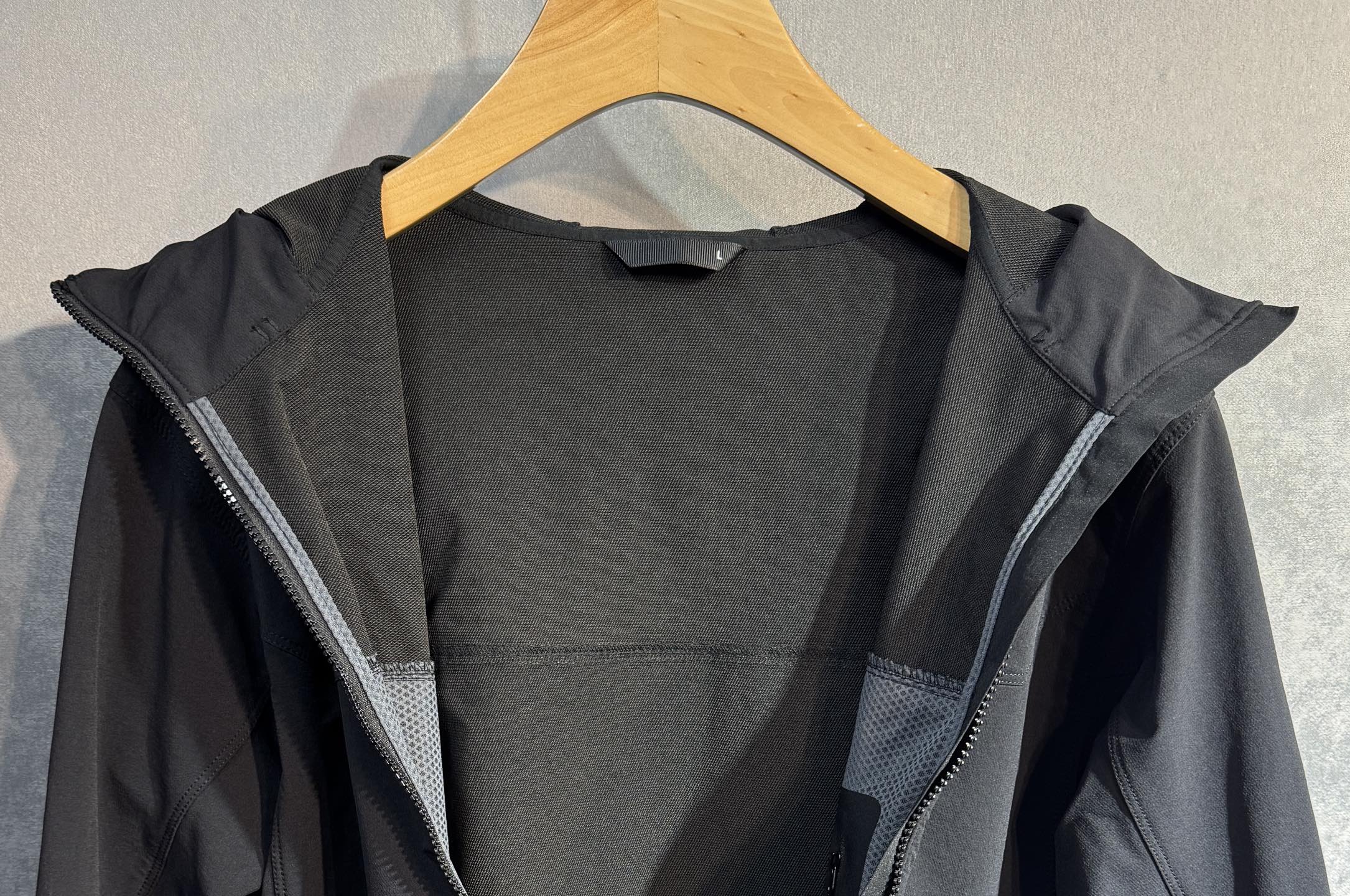 🔥始祖鸟 2025新款秋冬男士新品 防风防雨夹克冲锋衣！连帽外套更是秋冬衣橱里必不可少的一件，百搭单品。