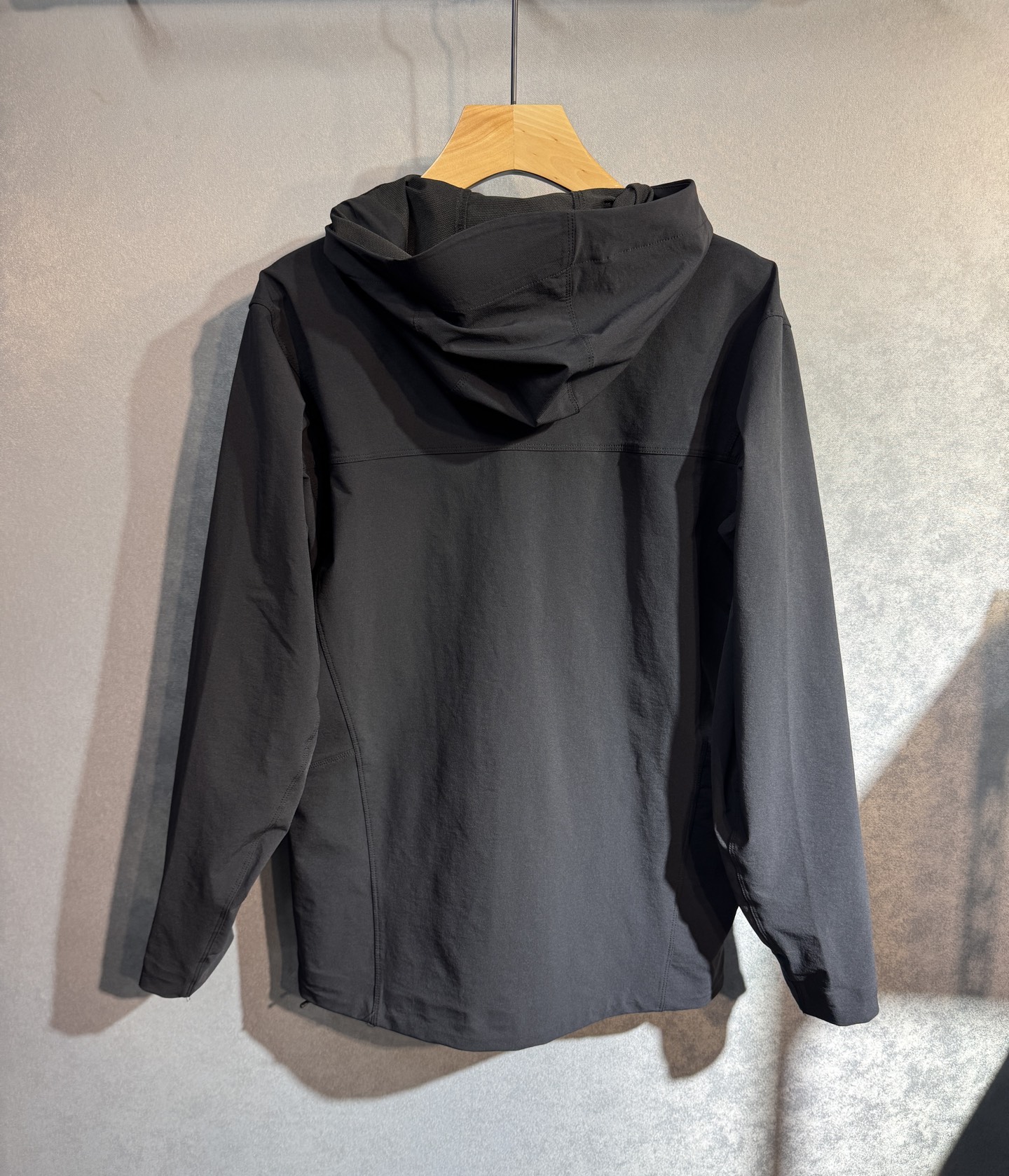 🔥始祖鸟 2025新款秋冬男士新品 防风防雨夹克冲锋衣！连帽外套更是秋冬衣橱里必不可少的一件，百搭单品。