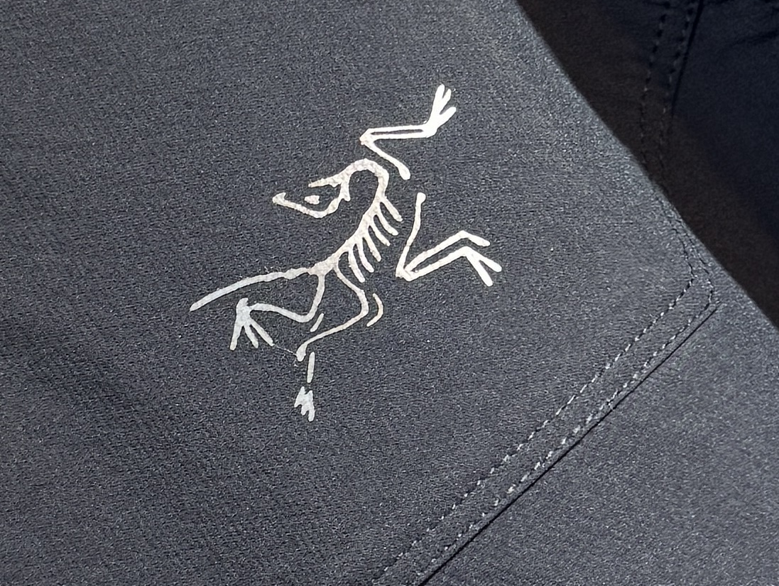 🔥始祖鸟 2025新款秋冬男士新品 防风防雨夹克冲锋衣！连帽外套更是秋冬衣橱里必不可少的一件，百搭单品。