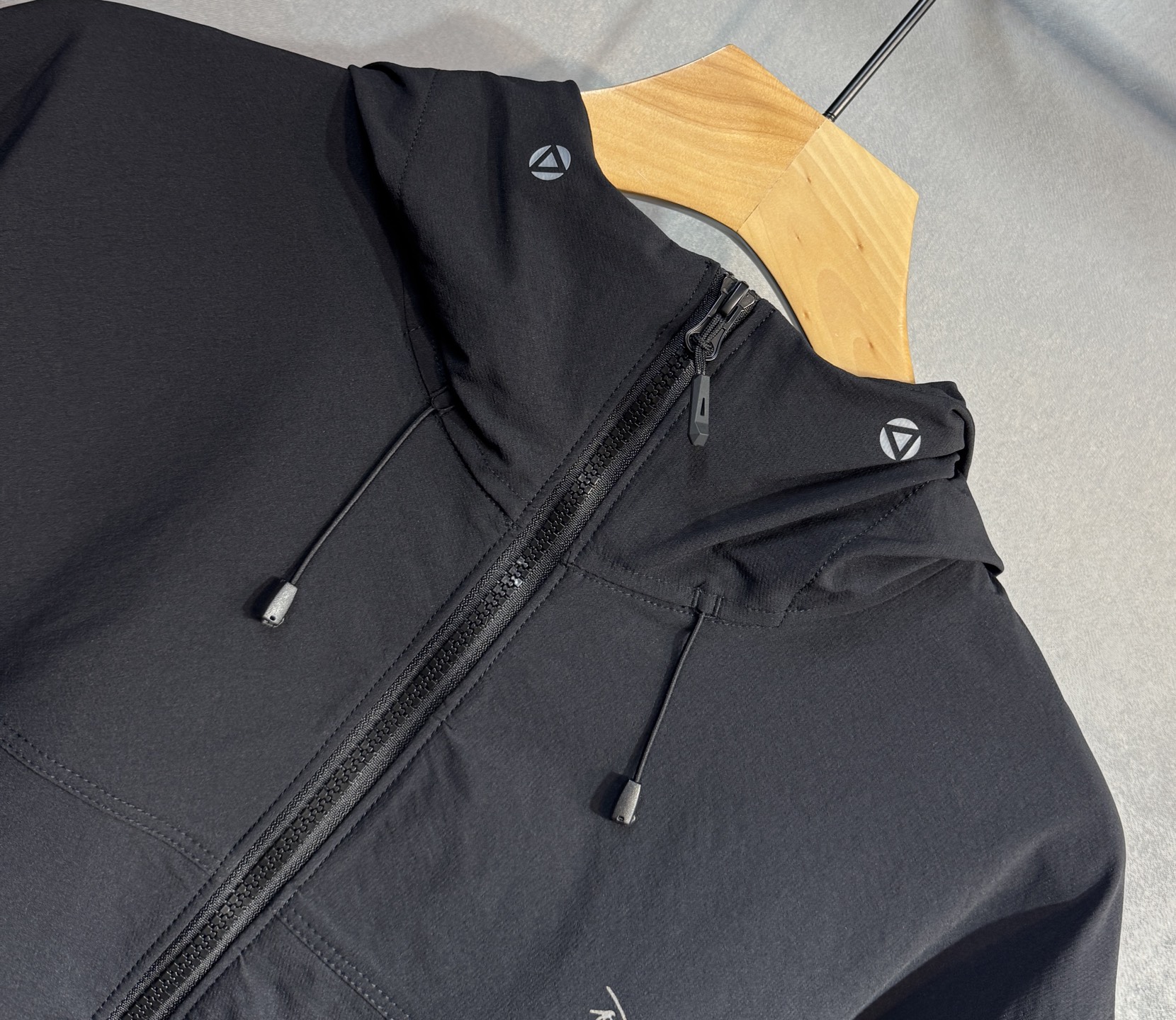 🔥始祖鸟 2025新款秋冬男士新品 防风防雨夹克冲锋衣！连帽外套更是秋冬衣橱里必不可少的一件，百搭单品。