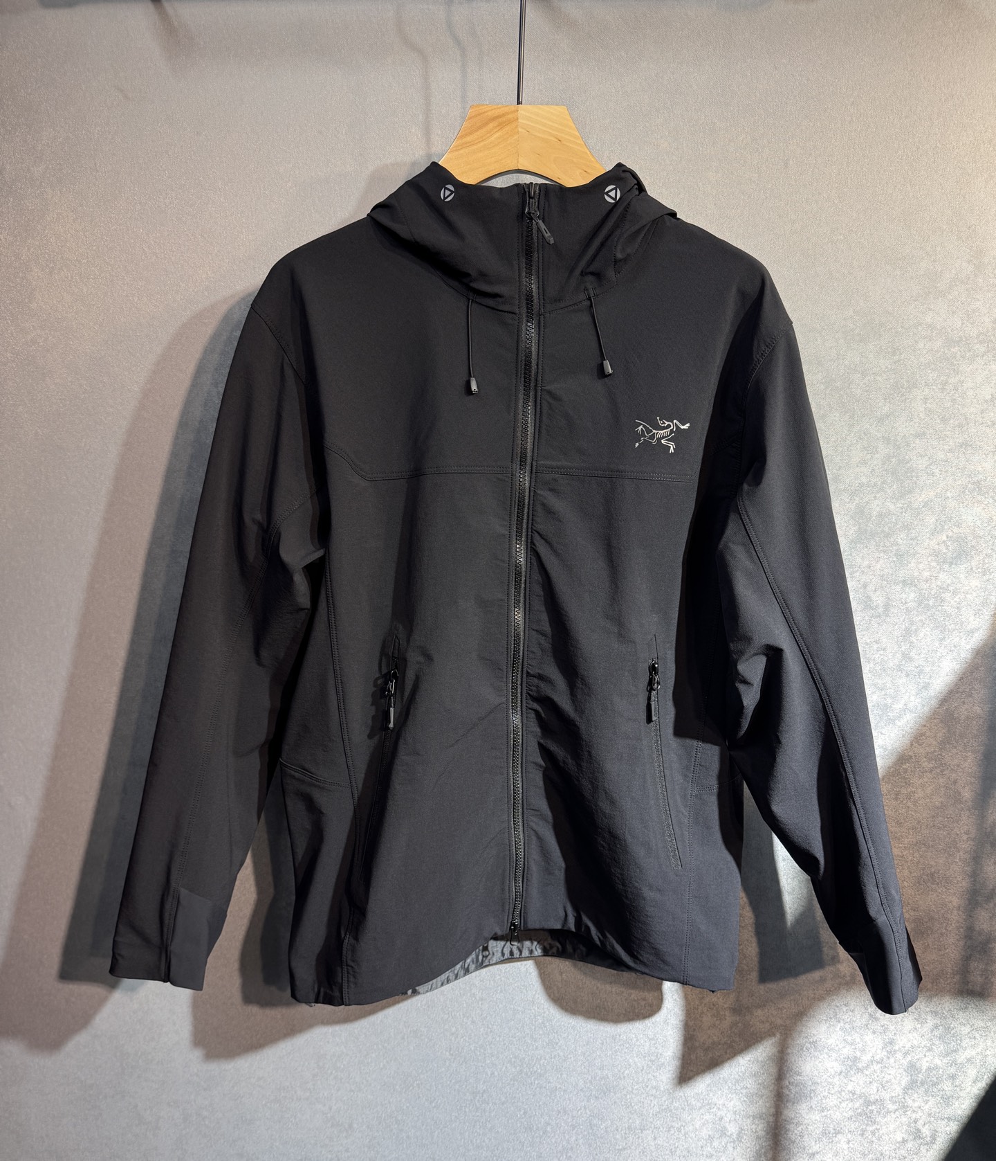 🔥始祖鸟 2025新款秋冬男士新品 防风防雨夹克冲锋衣！连帽外套更是秋冬衣橱里必不可少的一件，百搭单品。