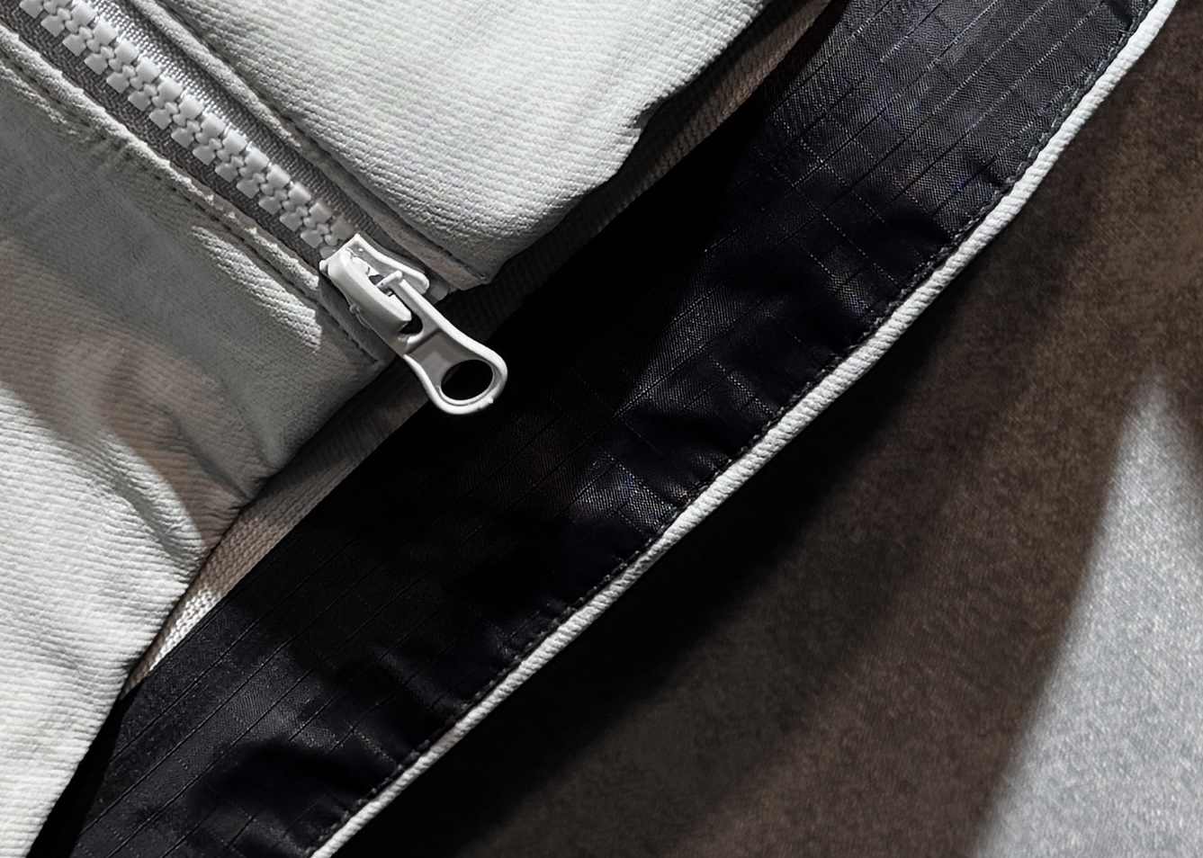 🔥始祖鸟 2025新款秋冬男士新品 防风防雨夹克冲锋衣！连帽外套更是秋冬衣橱里必不可少的一件，百搭单品。