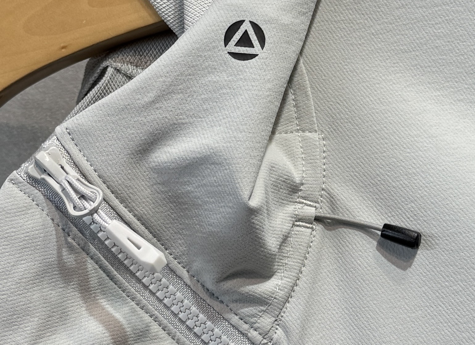 🔥始祖鸟 2025新款秋冬男士新品 防风防雨夹克冲锋衣！连帽外套更是秋冬衣橱里必不可少的一件，百搭单品。