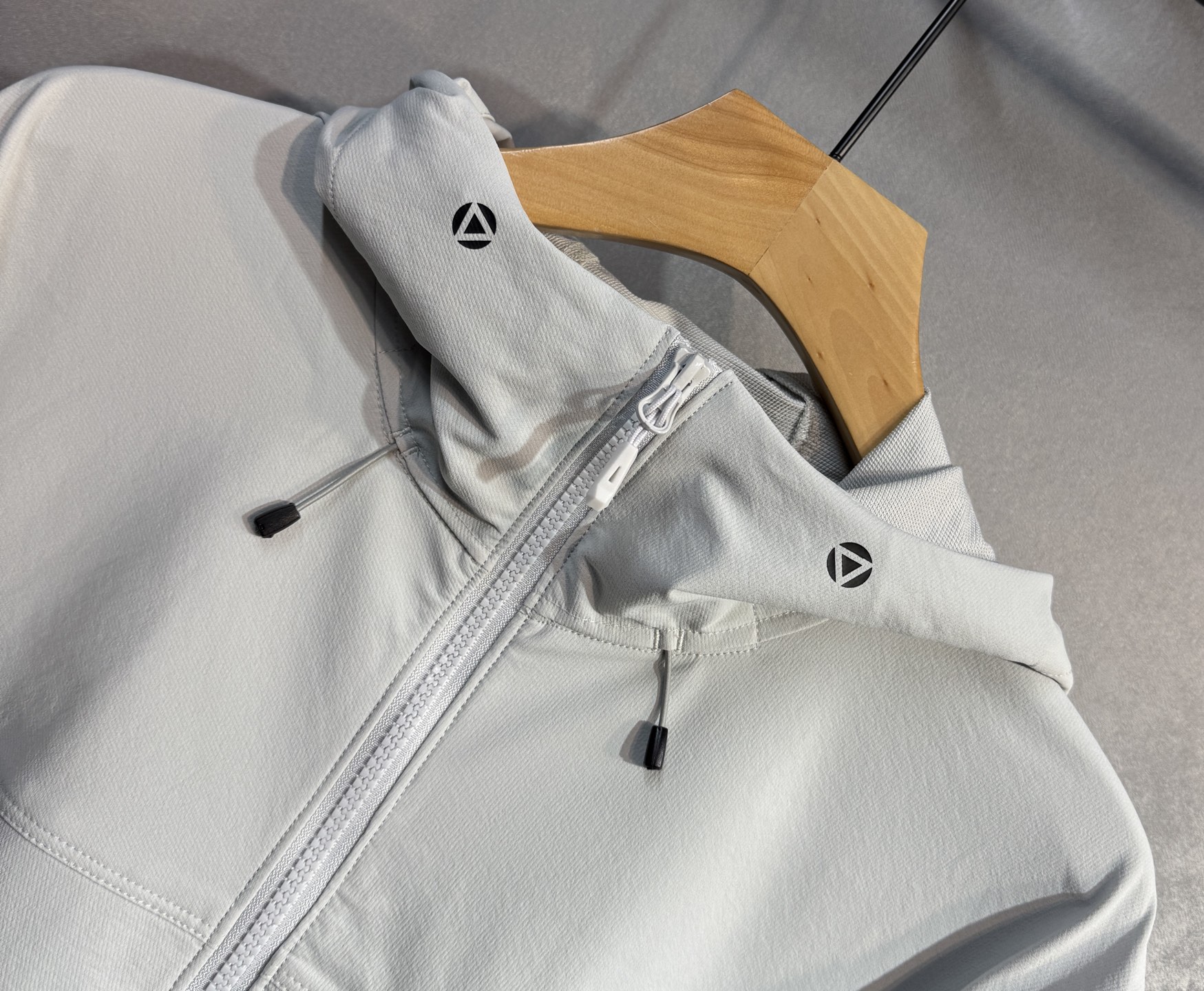 🔥始祖鸟 2025新款秋冬男士新品 防风防雨夹克冲锋衣！连帽外套更是秋冬衣橱里必不可少的一件，百搭单品。