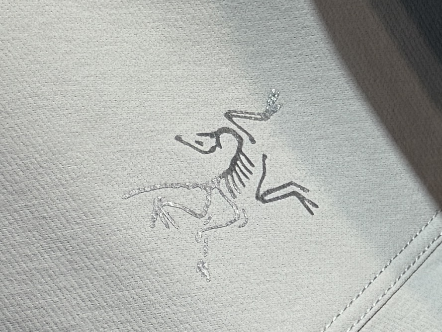 🔥始祖鸟 2025新款秋冬男士新品 防风防雨夹克冲锋衣！连帽外套更是秋冬衣橱里必不可少的一件，百搭单品。