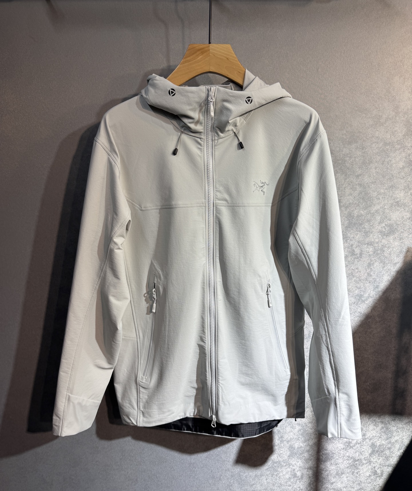 🔥始祖鸟 2025新款秋冬男士新品 防风防雨夹克冲锋衣！连帽外套更是秋冬衣橱里必不可少的一件，百搭单品。