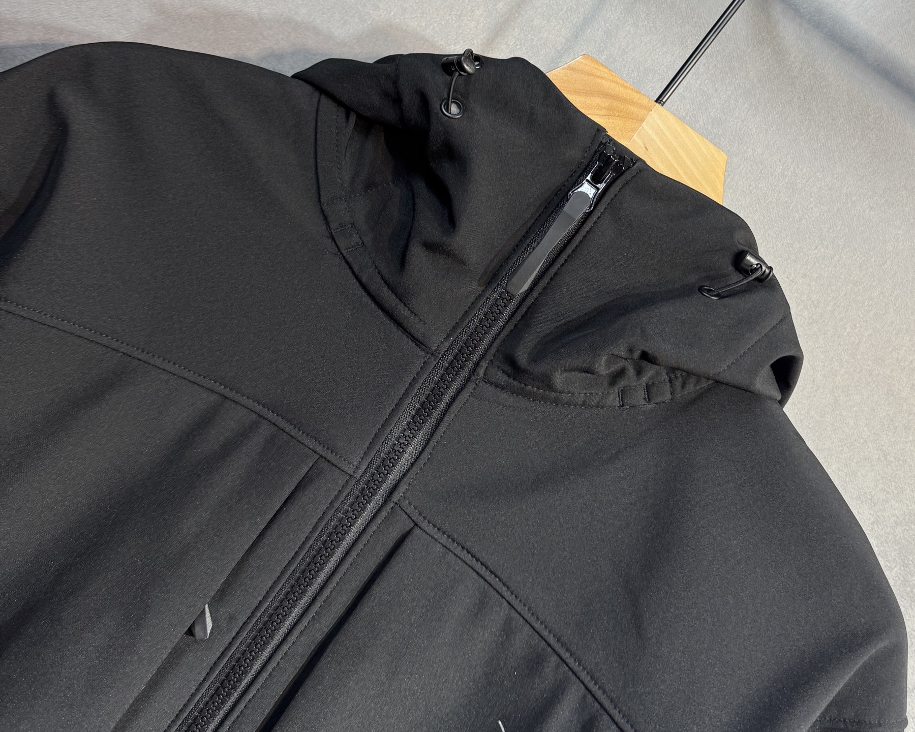 🔥始祖鸟 2025新款秋冬男士新品 防风防雨夹克冲锋衣！连帽外套更是秋冬衣橱里必不可少的一件，百搭单品。