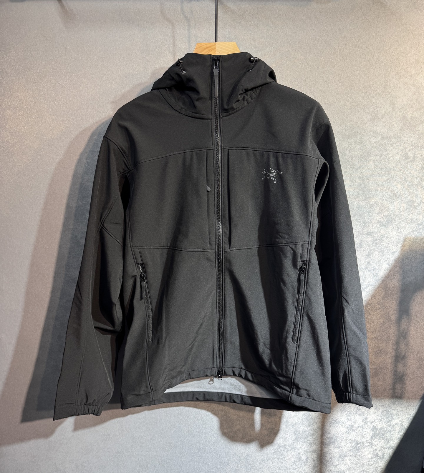 🔥始祖鸟 2025新款秋冬男士新品 防风防雨夹克冲锋衣！连帽外套更是秋冬衣橱里必不可少的一件，百搭单品。