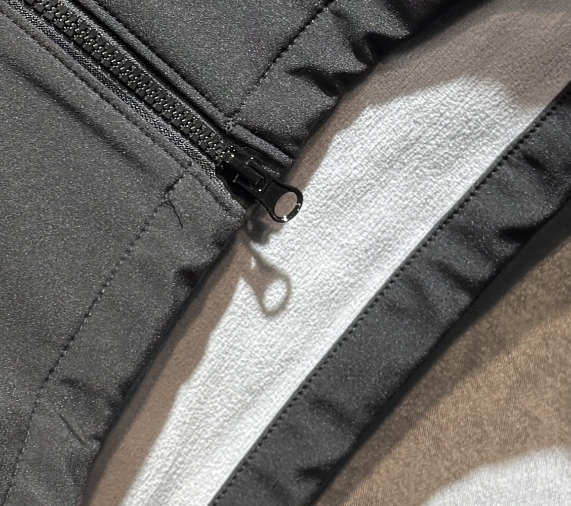 🔥始祖鸟 2025新款秋冬男士新品 防风防雨夹克冲锋衣！连帽外套更是秋冬衣橱里必不可少的一件，百搭单品。