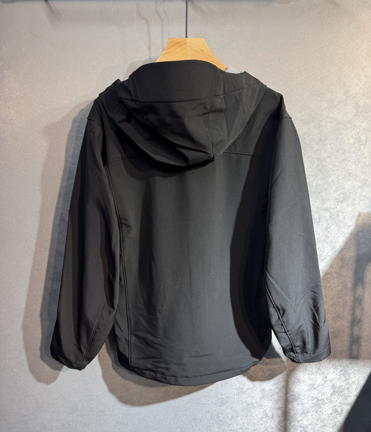 🔥始祖鸟 2025新款秋冬男士新品 防风防雨夹克冲锋衣！连帽外套更是秋冬衣橱里必不可少的一件，百搭单品。