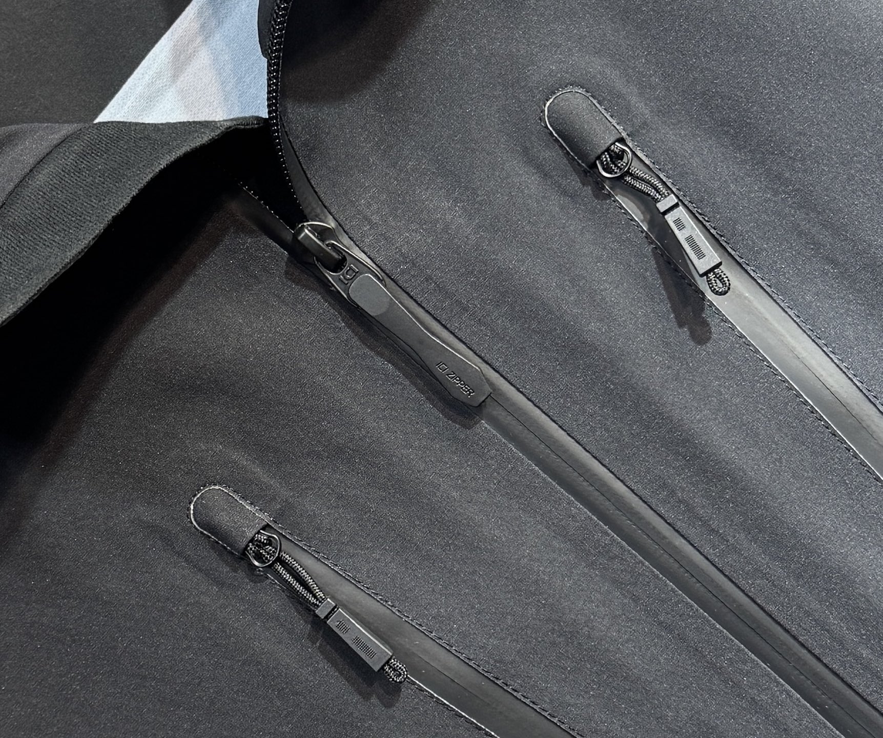 🔥始祖鸟 2025新款秋冬男士新品 防风防雨夹克冲锋衣！连帽外套更是秋冬衣橱里必不可少的一件，百搭单品。