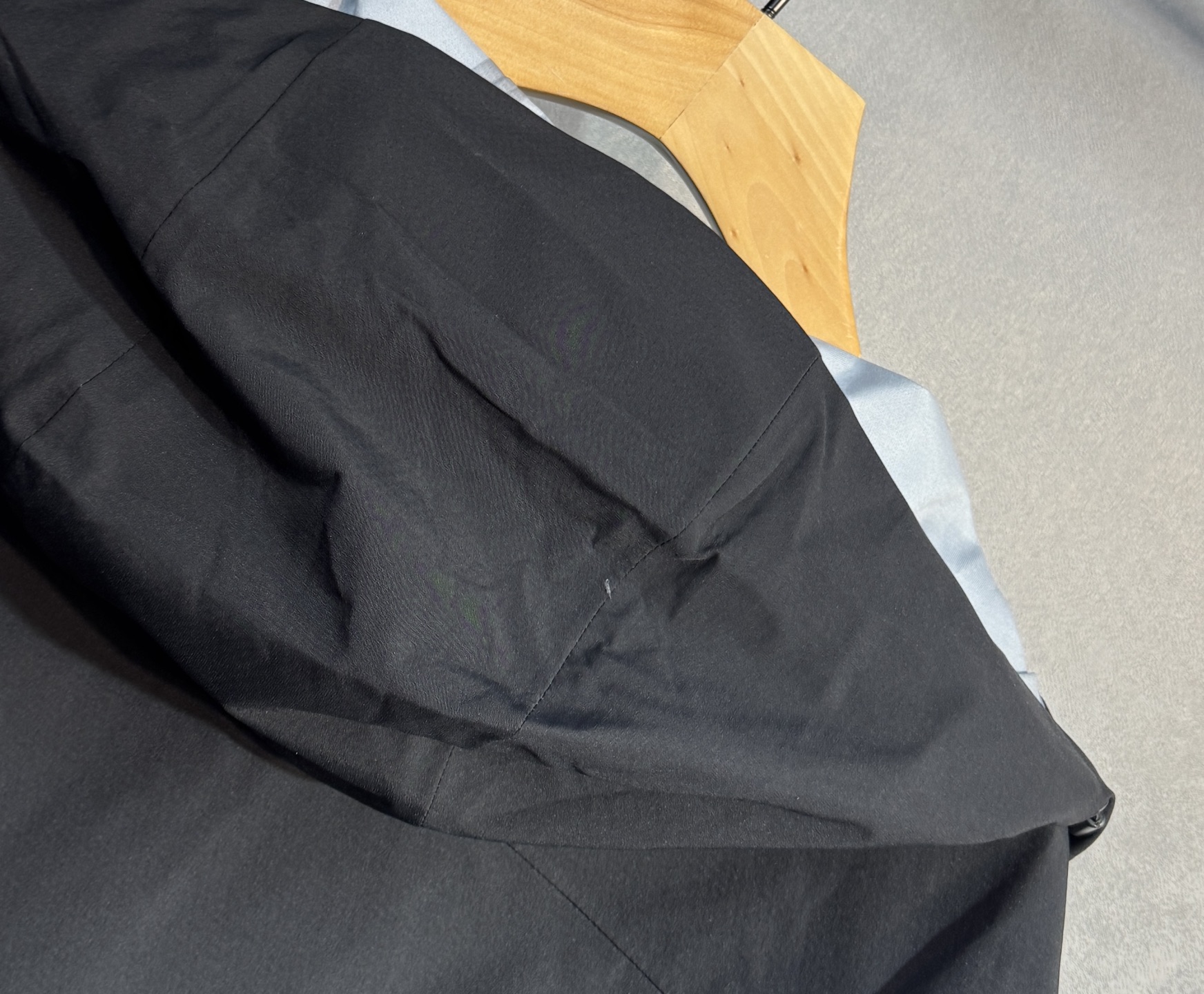 🔥始祖鸟 2025新款秋冬男士新品 防风防雨夹克冲锋衣！连帽外套更是秋冬衣橱里必不可少的一件，百搭单品。