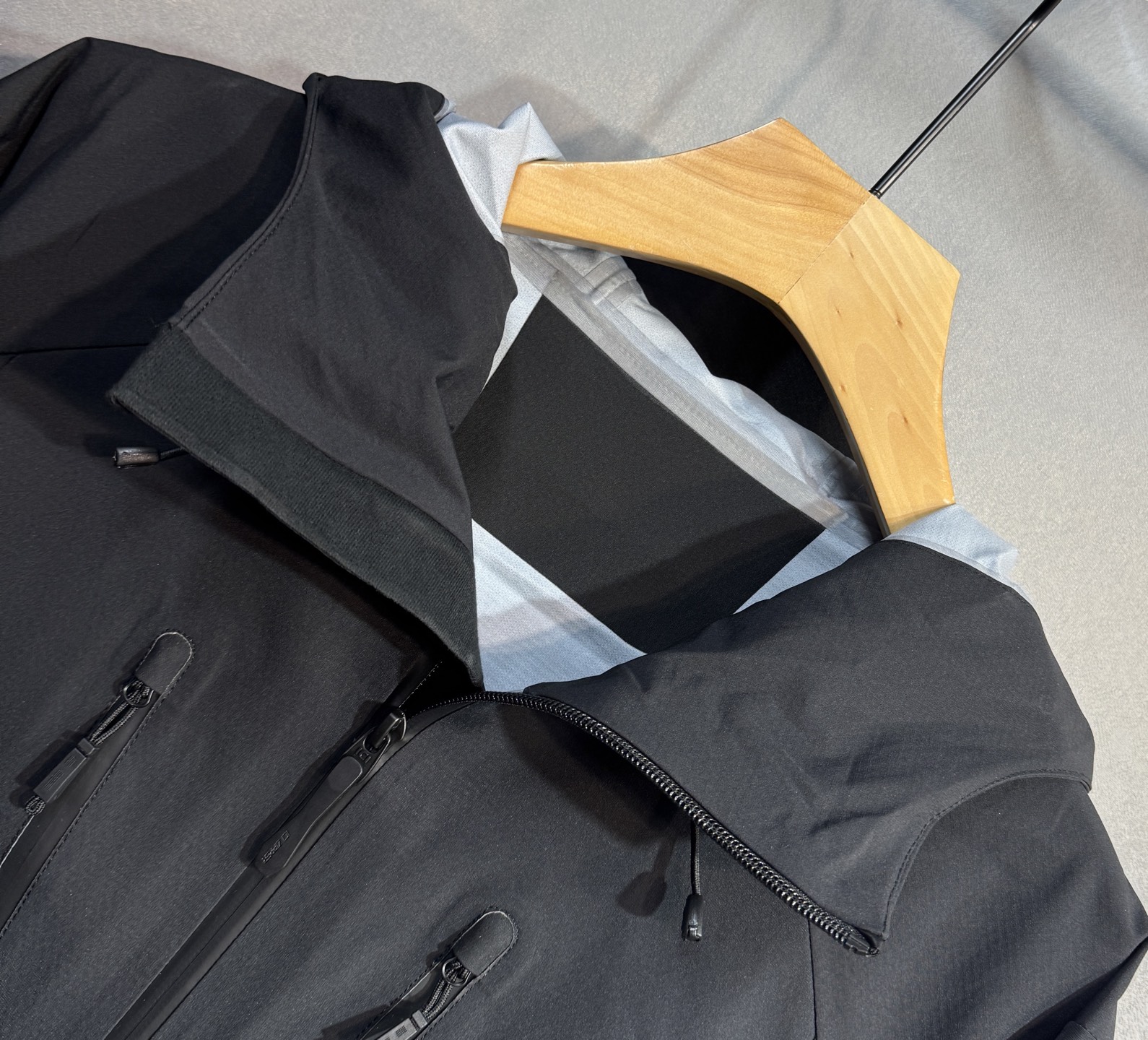 🔥始祖鸟 2025新款秋冬男士新品 防风防雨夹克冲锋衣！连帽外套更是秋冬衣橱里必不可少的一件，百搭单品。