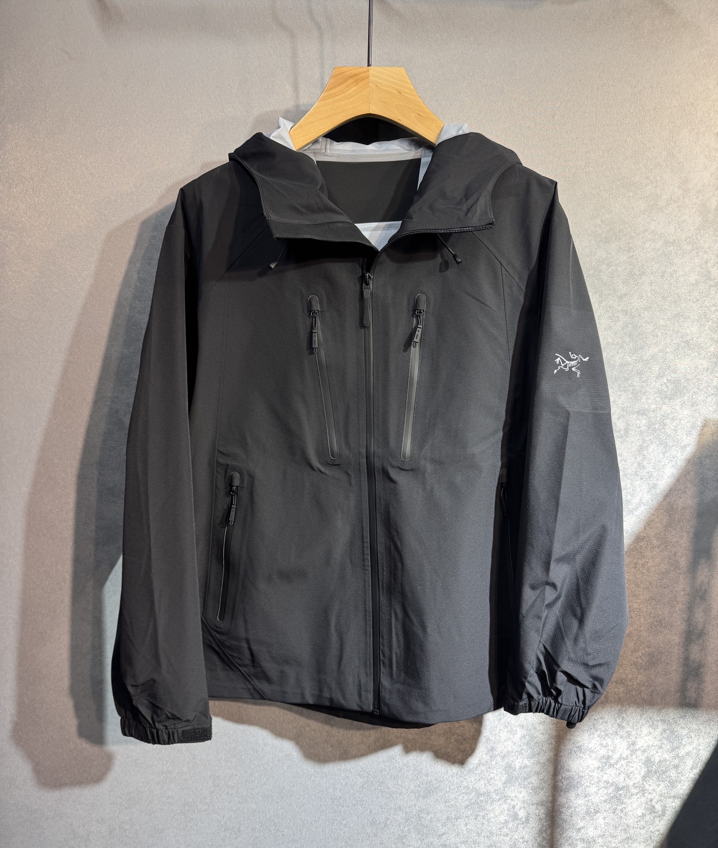 🔥始祖鸟 2025新款秋冬男士新品 防风防雨夹克冲锋衣！连帽外套更是秋冬衣橱里必不可少的一件，百搭单品。