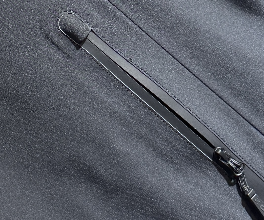 🔥始祖鸟 2025新款秋冬男士新品 防风防雨夹克冲锋衣！连帽外套更是秋冬衣橱里必不可少的一件，百搭单品。