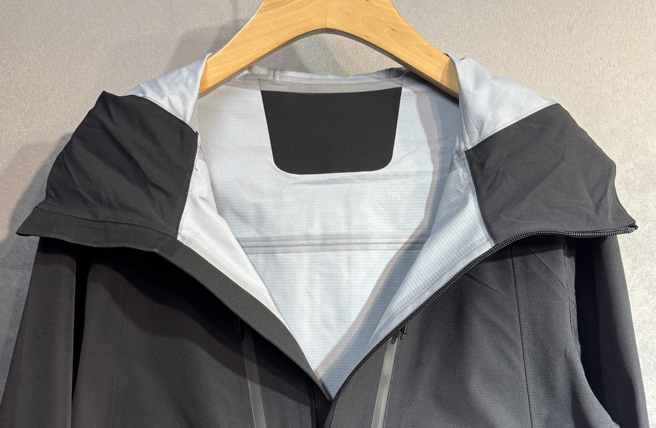 🔥始祖鸟 2025新款秋冬男士新品 防风防雨夹克冲锋衣！连帽外套更是秋冬衣橱里必不可少的一件，百搭单品。