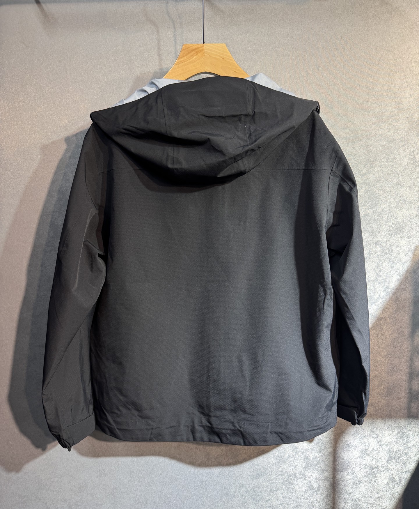 🔥始祖鸟 2025新款秋冬男士新品 防风防雨夹克冲锋衣！连帽外套更是秋冬衣橱里必不可少的一件，百搭单品。