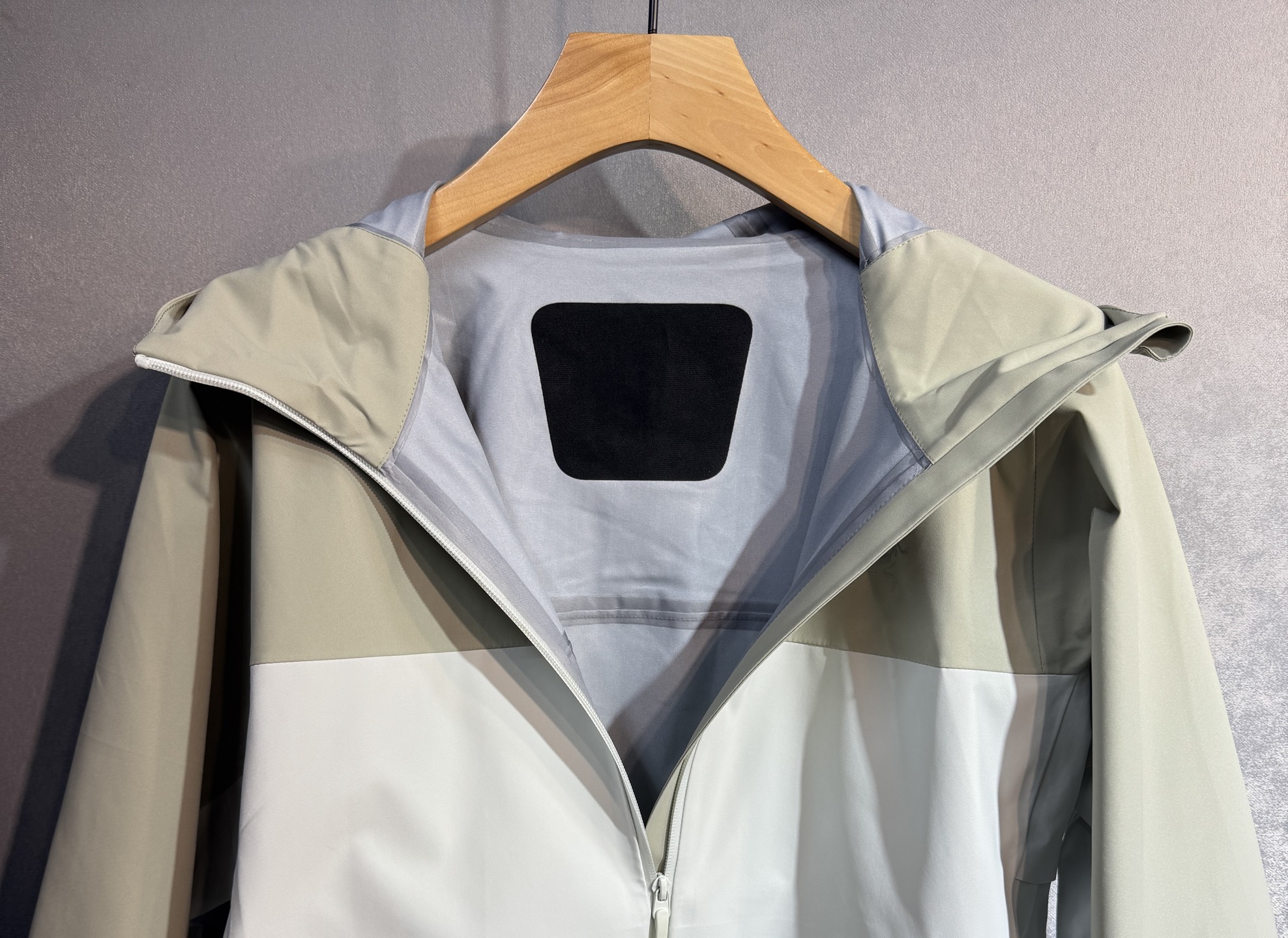 🔥始祖鸟 2025最新款秋冬男士新品 防风防雨夹克冲锋衣！连帽外套更是秋冬衣橱里必不可少的一件！胸口标志