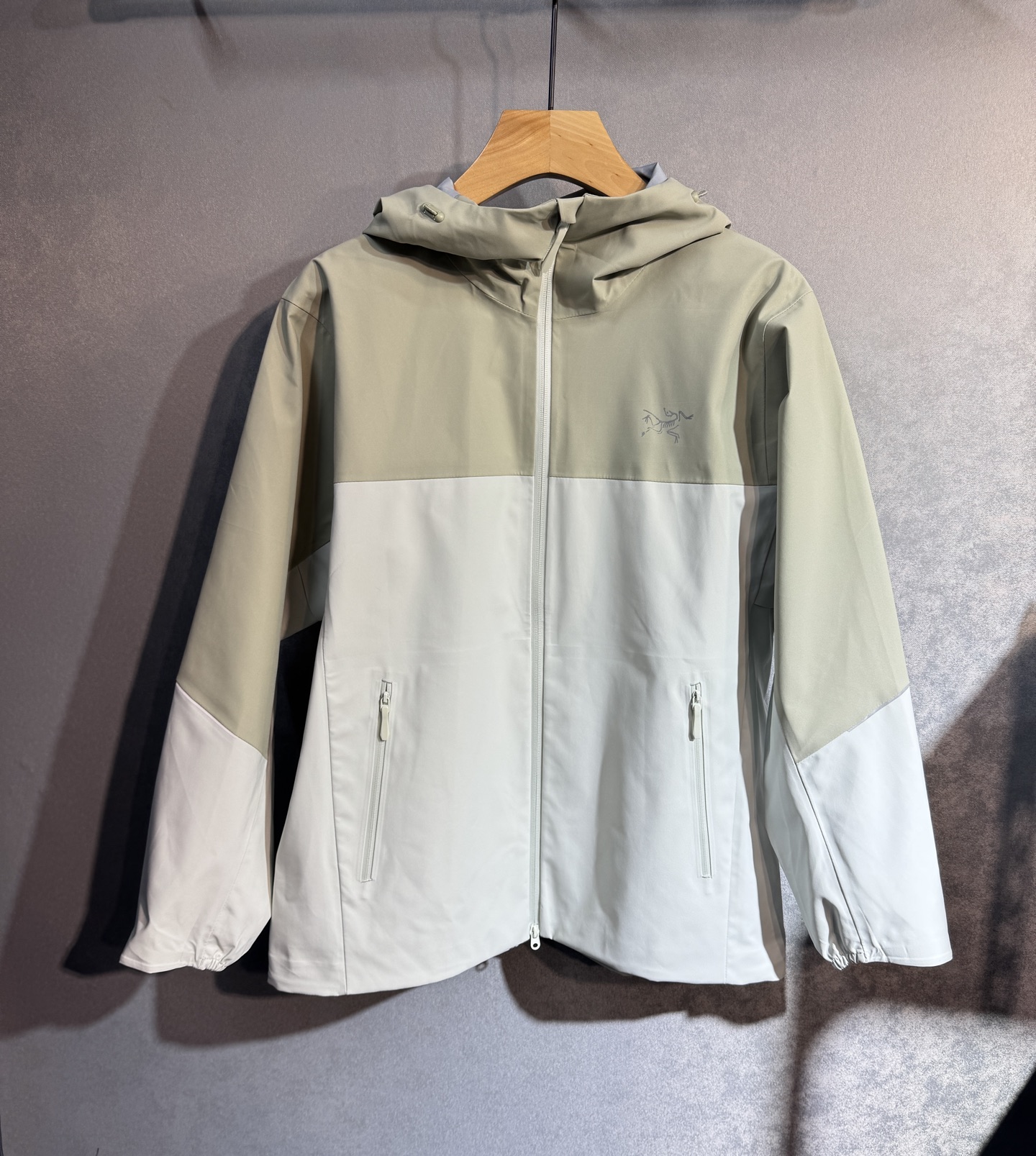 🔥始祖鸟 2025最新款秋冬男士新品 防风防雨夹克冲锋衣！连帽外套更是秋冬衣橱里必不可少的一件！胸口标志