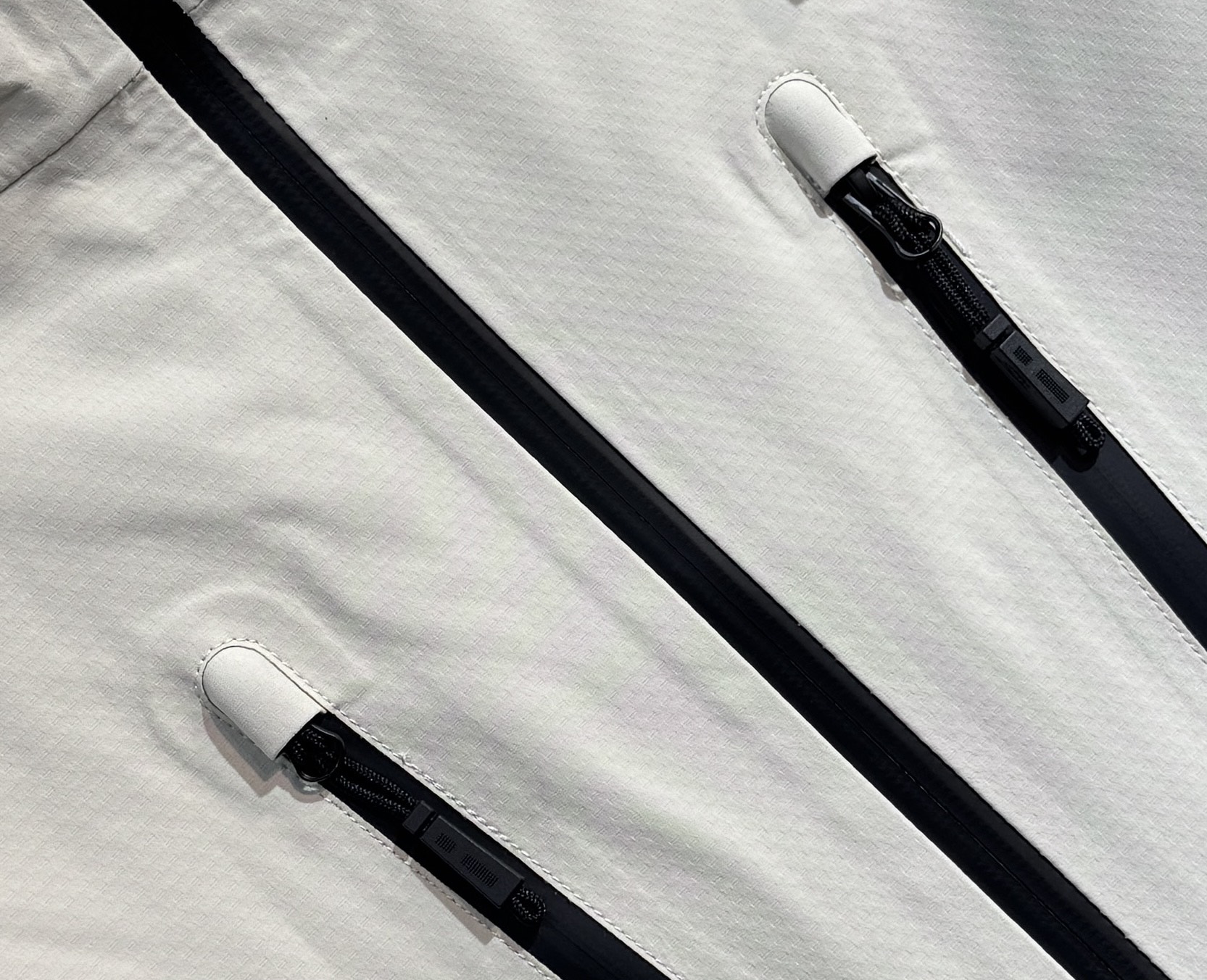 🔥始祖鸟 2025新款秋冬男士新品 防风防雨夹克冲锋衣！连帽外套更是秋冬衣橱里必不可少的一件，百搭单品。