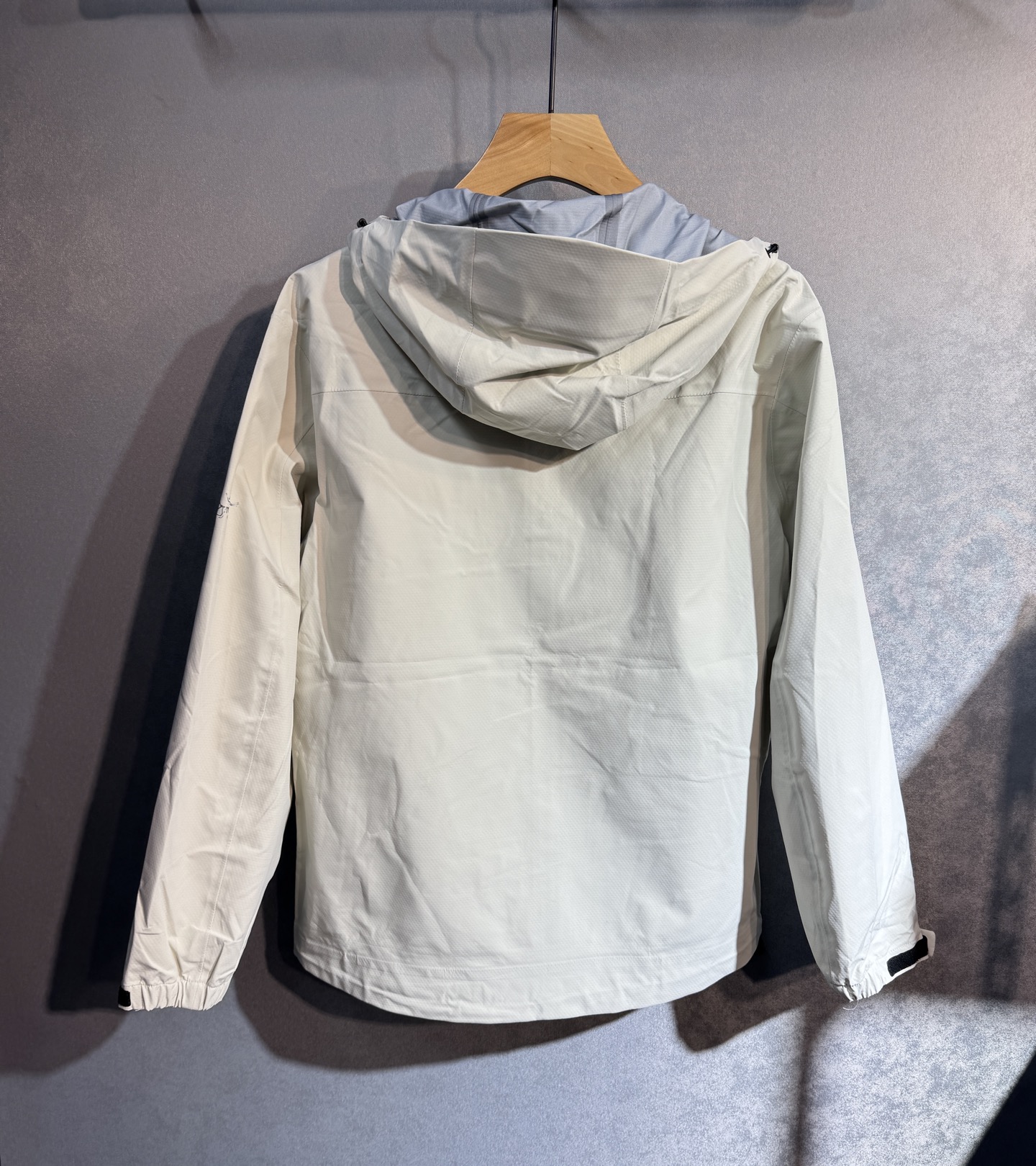 🔥始祖鸟 2025新款秋冬男士新品 防风防雨夹克冲锋衣！连帽外套更是秋冬衣橱里必不可少的一件，百搭单品。