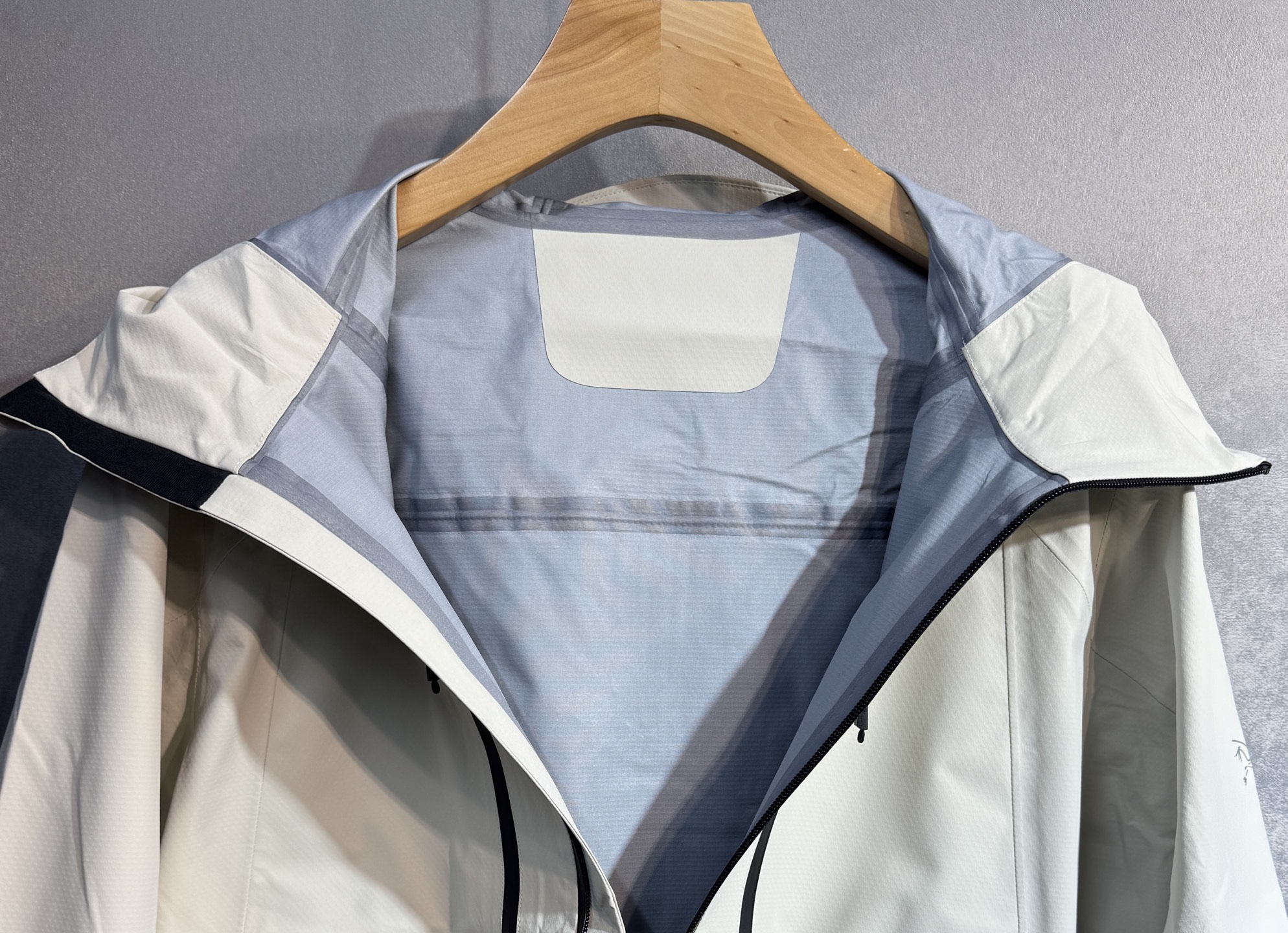 🔥始祖鸟 2025新款秋冬男士新品 防风防雨夹克冲锋衣！连帽外套更是秋冬衣橱里必不可少的一件，百搭单品。