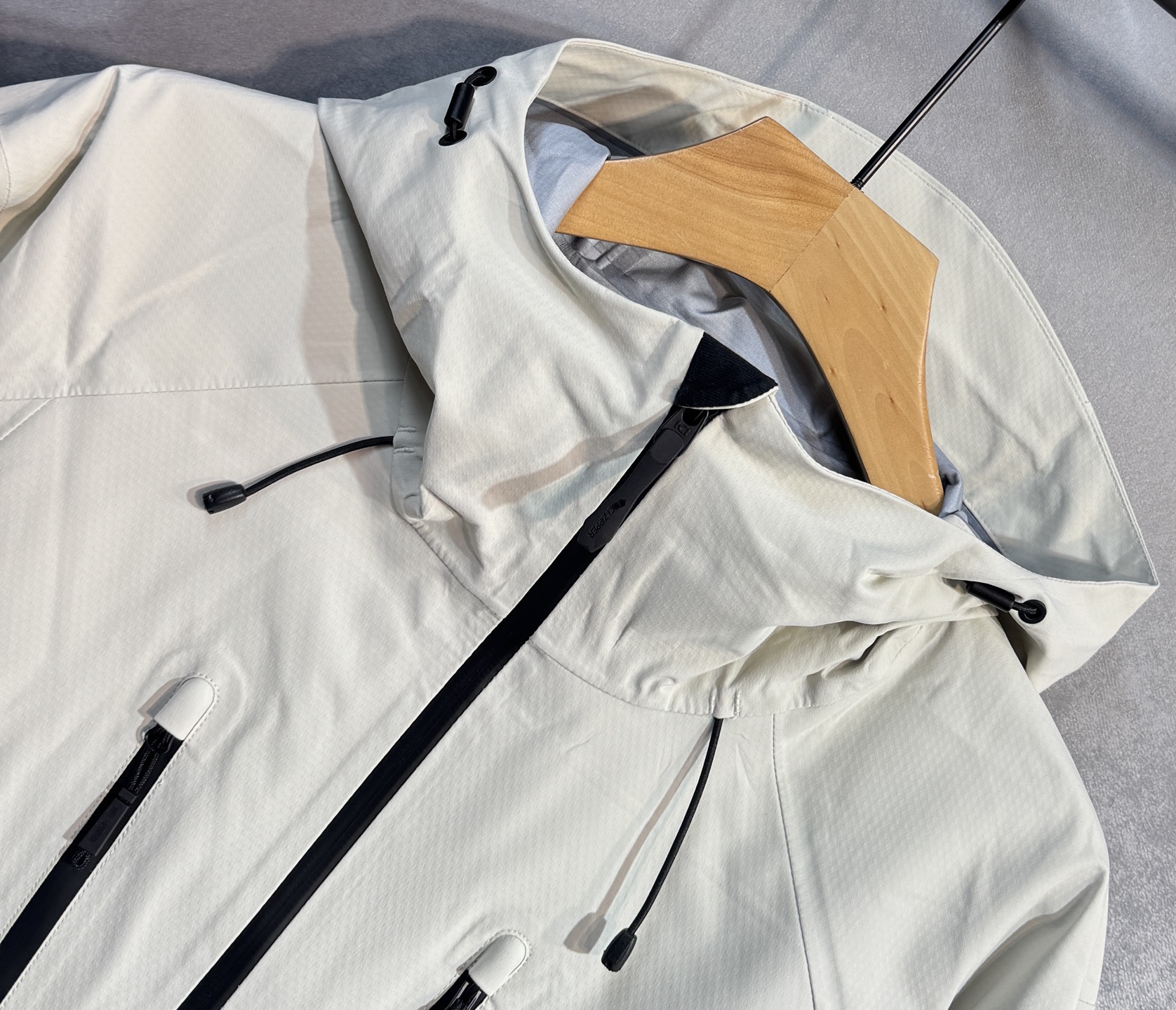 🔥始祖鸟 2025新款秋冬男士新品 防风防雨夹克冲锋衣！连帽外套更是秋冬衣橱里必不可少的一件，百搭单品。