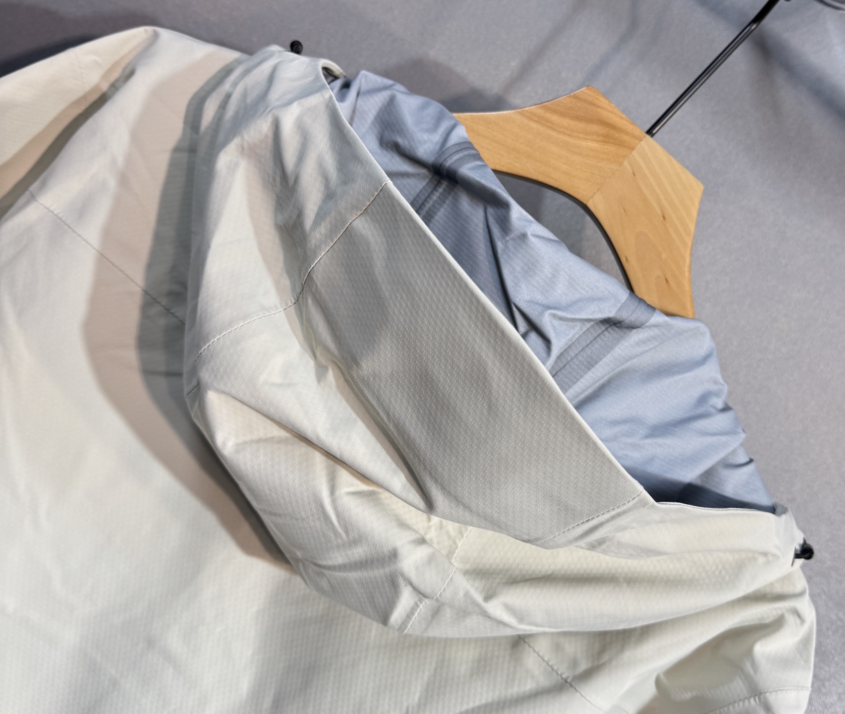 🔥始祖鸟 2025新款秋冬男士新品 防风防雨夹克冲锋衣！连帽外套更是秋冬衣橱里必不可少的一件，百搭单品。