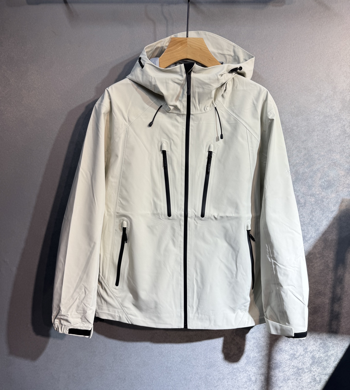 🔥始祖鸟 2025新款秋冬男士新品 防风防雨夹克冲锋衣！连帽外套更是秋冬衣橱里必不可少的一件，百搭单品。