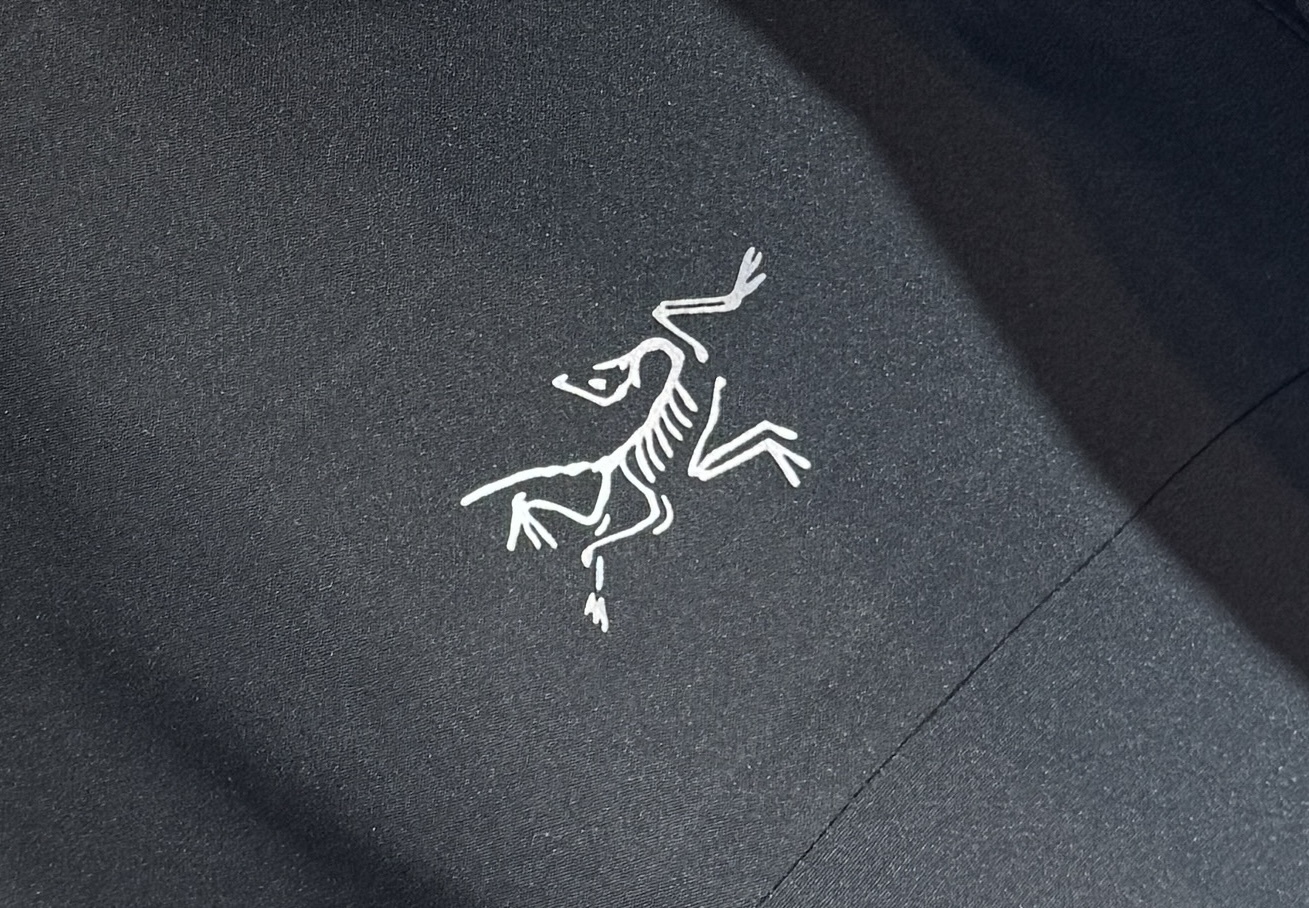 🔥始祖鸟 2025新款秋冬男士新品 防风防雨夹克冲锋衣！连帽外套更是秋冬衣橱里必不可少的一件，百搭单品。