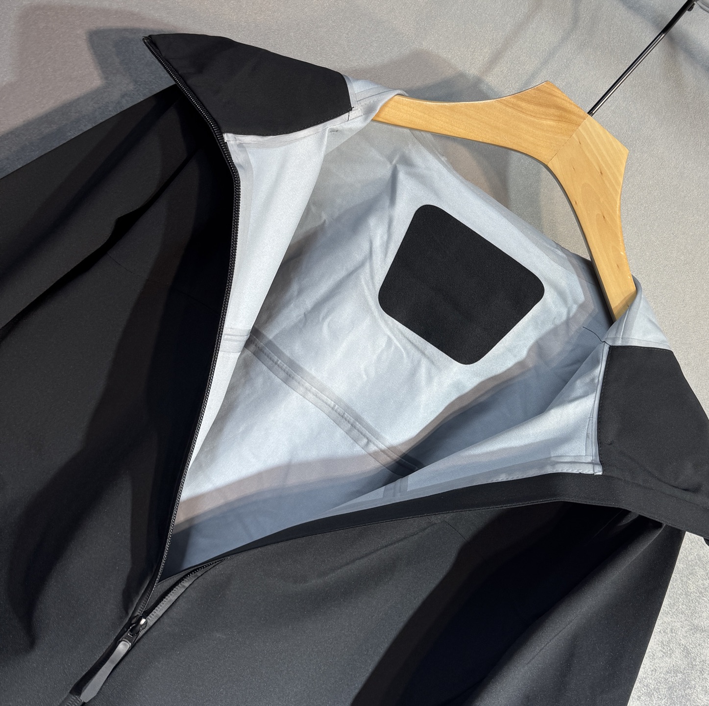 🔥始祖鸟 2025新款秋冬男士新品 防风防雨夹克冲锋衣！连帽外套更是秋冬衣橱里必不可少的一件，百搭单品。