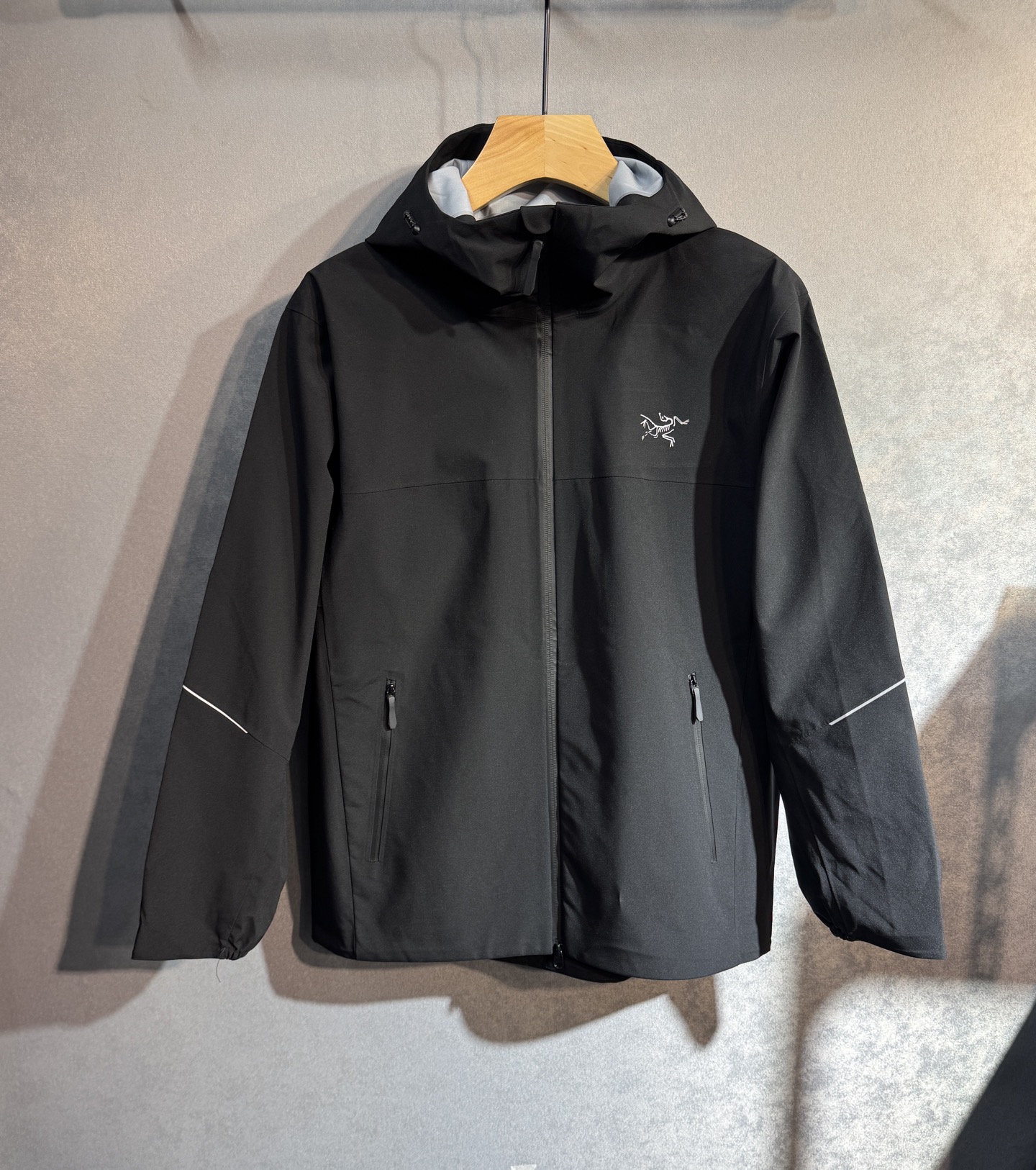 🔥始祖鸟 2025新款秋冬男士新品 防风防雨夹克冲锋衣！连帽外套更是秋冬衣橱里必不可少的一件，百搭单品。