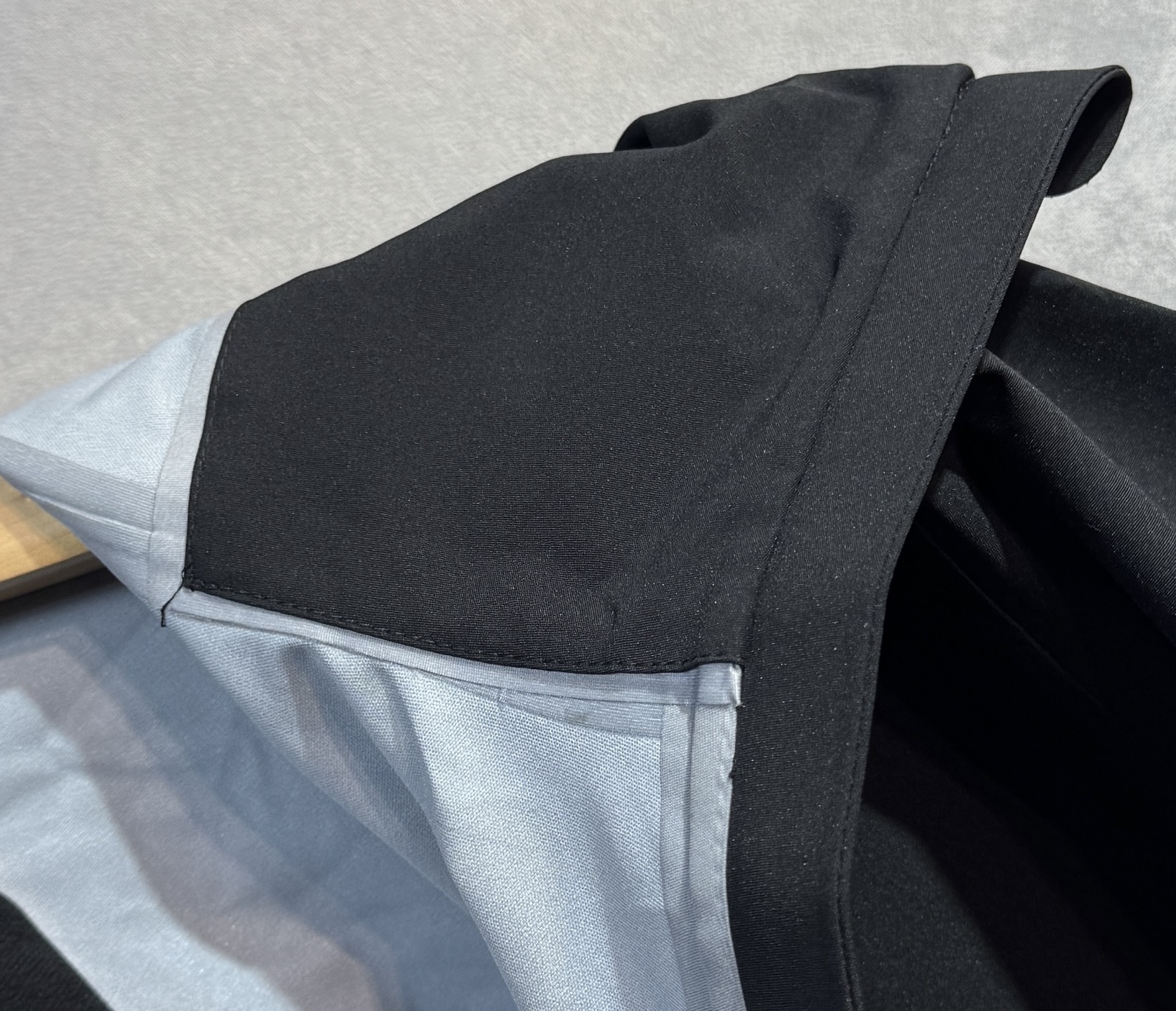 🔥始祖鸟 2025新款秋冬男士新品 防风防雨夹克冲锋衣！连帽外套更是秋冬衣橱里必不可少的一件，百搭单品。