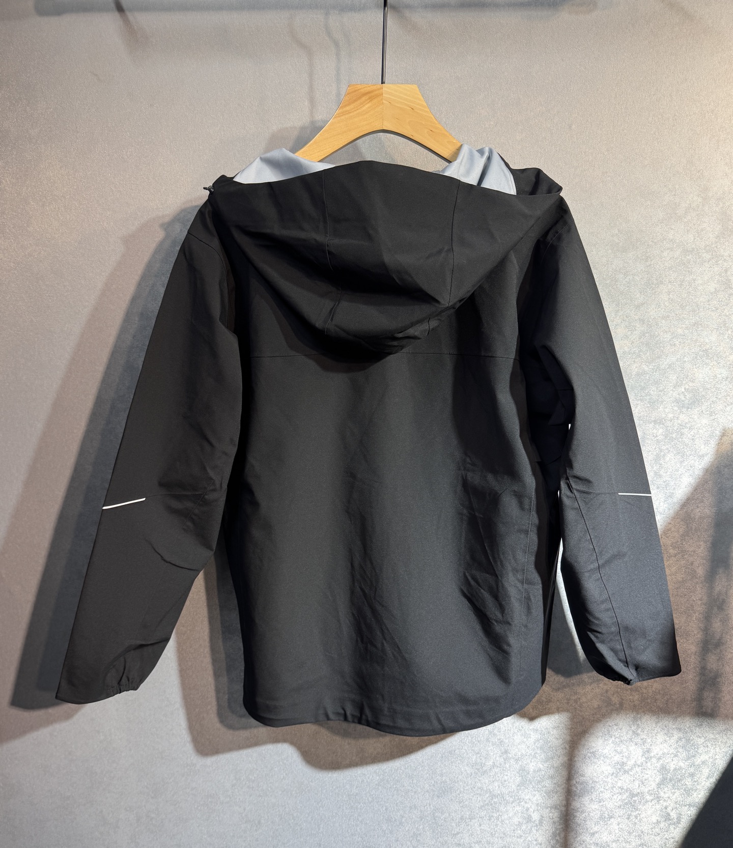 🔥始祖鸟 2025新款秋冬男士新品 防风防雨夹克冲锋衣！连帽外套更是秋冬衣橱里必不可少的一件，百搭单品。