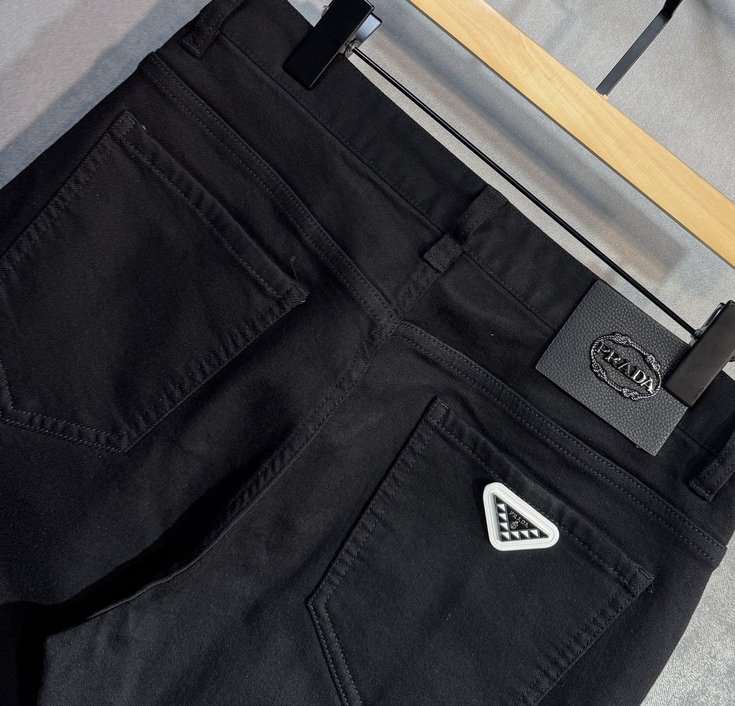 🔥PRADA 普拉达 秋季新款牛仔裤🔥专柜热销款 品味与价值共享 身穿着非常舒适 低调不失奢华 穿出去非