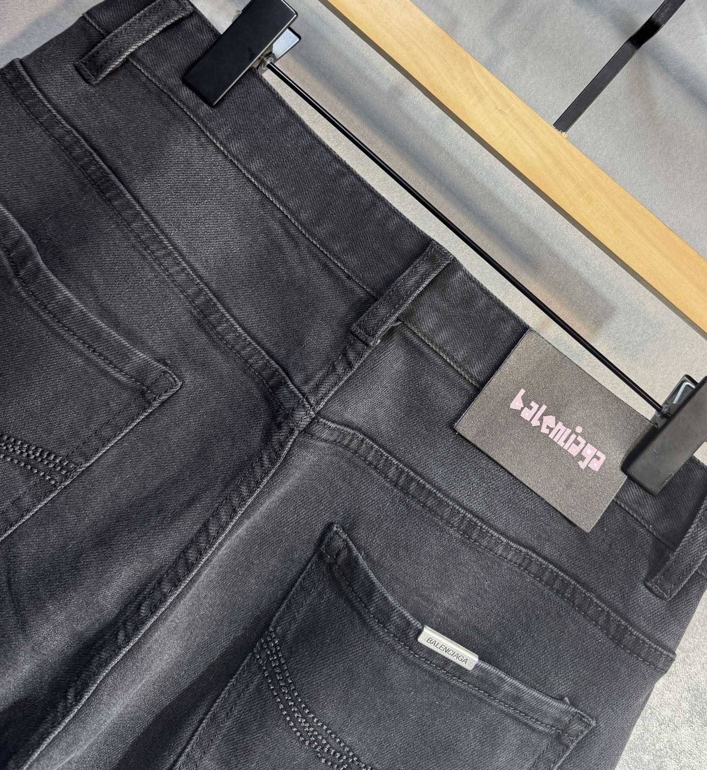 🔥BALENCIGA 巴黎世家 25ss新品牛仔裤🔥阔腿版型 潮流前线 专柜热销款 品味与价值共享 身穿