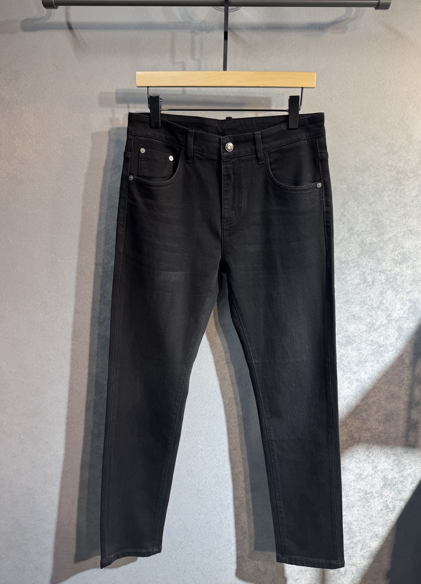 NO:595371,PRADA 25ss new jeans, trend front, best-selling counters, taste and value sharing, very comfortable to wear, low-key yet luxurious, very classy to wear, and the trousers style and cut needless to say, the upper body is exquisite and vivid. Really first-class top quality materials. Really palace-level casual pants, using Turkish cotton A33 to produce the most famous denim fabric. The quality is outstanding. After heavy washing, the pants are very soft. The straight-leg version is not picky.  The upper body is absolutely stylish and extremely luxurious!  Code number 29-38.No 37 bs,,prada,prada,jeans,alexander wang19860909PRADA 普拉达 25ss新品牛仔裤 潮流前线 专柜热销款 品味与价值共享 身穿着非常舒适 低调不失奢华 穿出去非常有档次,裤型款式和裁剪亦无需多言 上身精致跃然.真正一等一顶级质料 真正殿堂级的休闲裤,选用土耳其的棉花 A33 生产出最有名的单宁布 品质卓然 经过重水洗使得裤子很柔软 直脚的版型 不挑人 上身绝对的有型 极度奢华！码数29-38.无37 bs,,prada,prada,jeans,alexander wang,Men's clothing