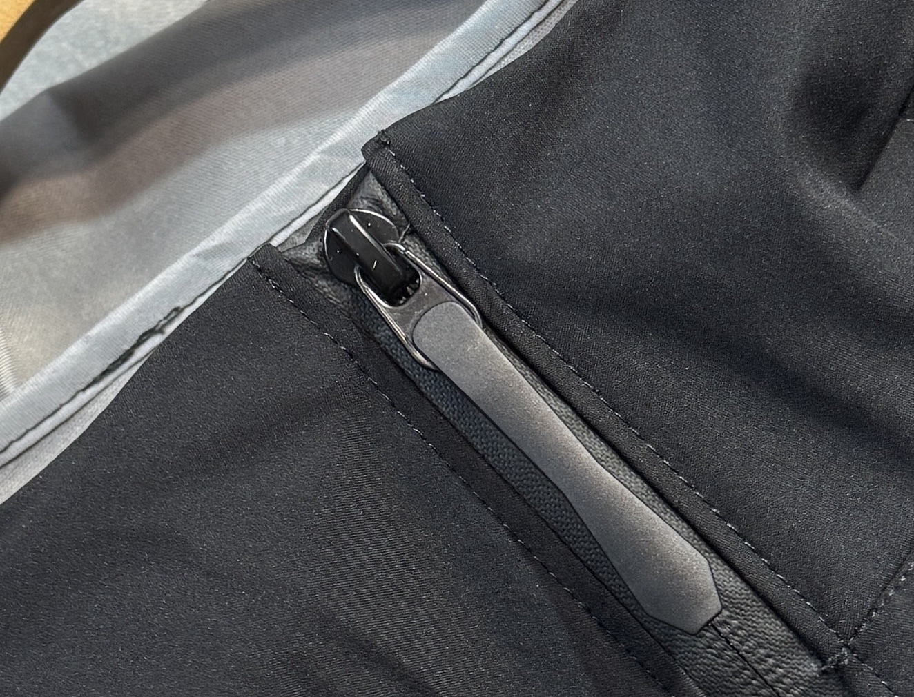 🔥始祖鸟 2025新款秋冬男士新品 防风防雨夹克冲锋衣！连帽外套更是秋冬衣橱里必不可少的一件，百搭单品。