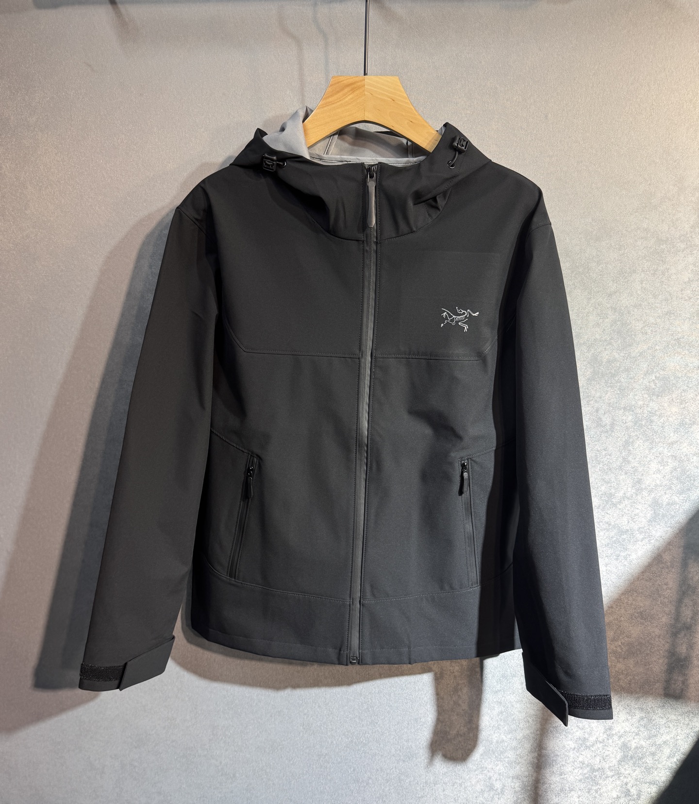 🔥始祖鸟 2025新款秋冬男士新品 防风防雨夹克冲锋衣！连帽外套更是秋冬衣橱里必不可少的一件，百搭单品。