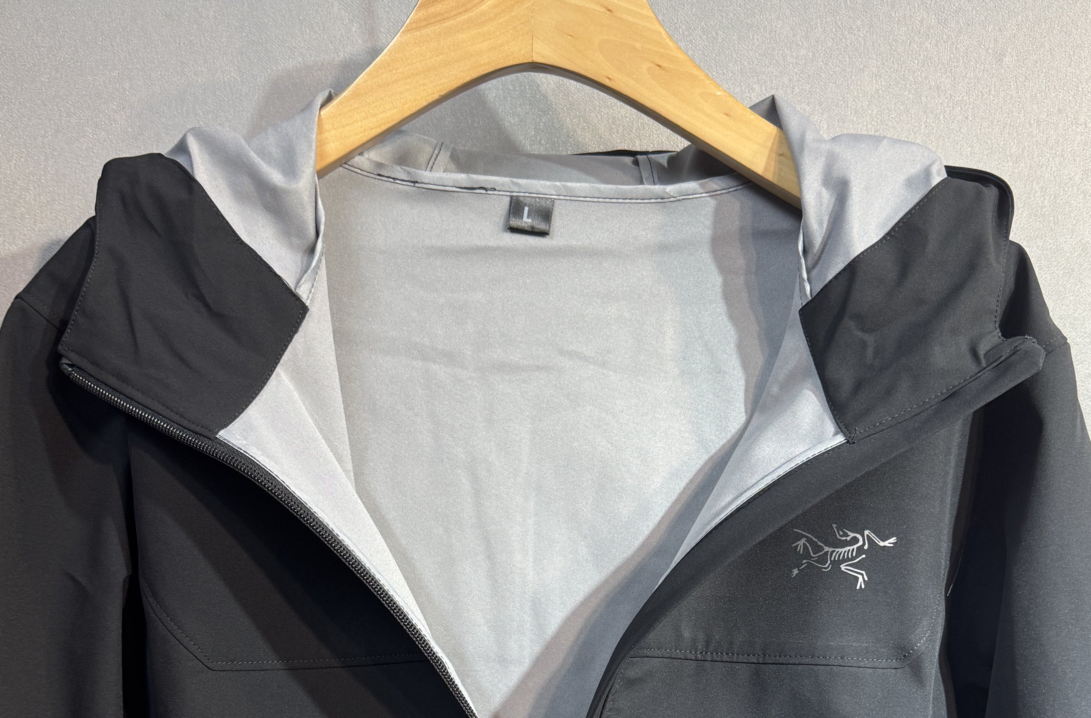 🔥始祖鸟 2025新款秋冬男士新品 防风防雨夹克冲锋衣！连帽外套更是秋冬衣橱里必不可少的一件，百搭单品。