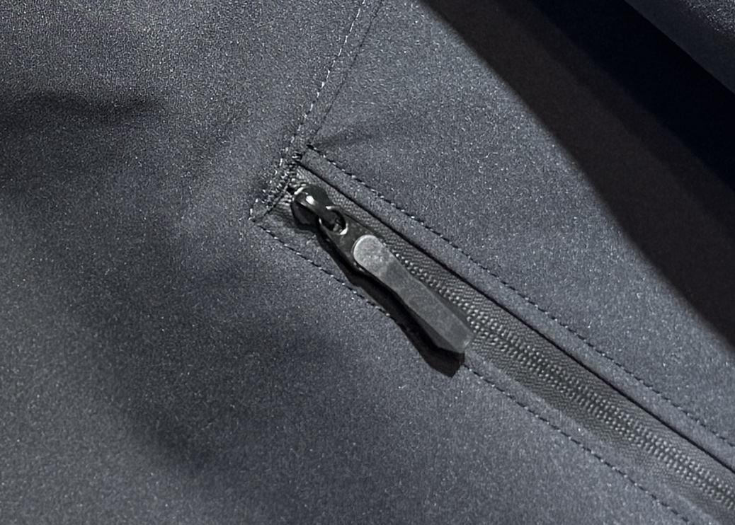 🔥始祖鸟 2025新款秋冬男士新品 防风防雨夹克冲锋衣！连帽外套更是秋冬衣橱里必不可少的一件，百搭单品。