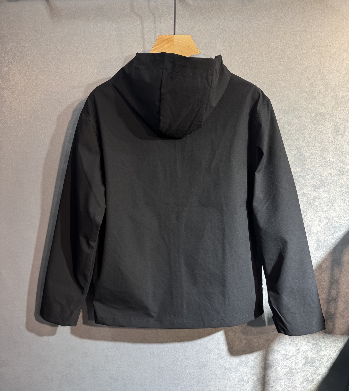 🔥始祖鸟 2025新款秋冬男士新品 防风防雨夹克冲锋衣！连帽外套更是秋冬衣橱里必不可少的一件，百搭单品。